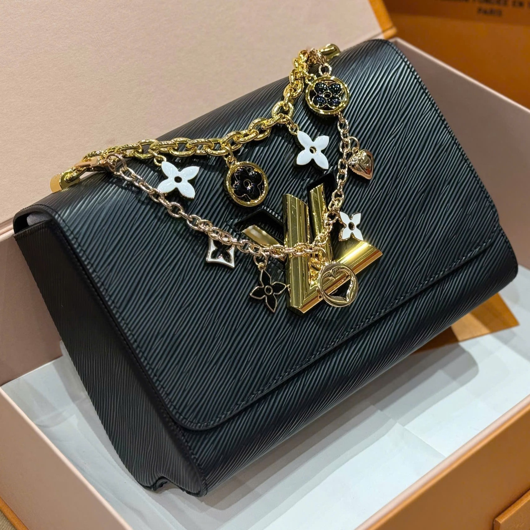 Túi đeo vai nữ Louis Vuitton Twist MM Black Noir 4