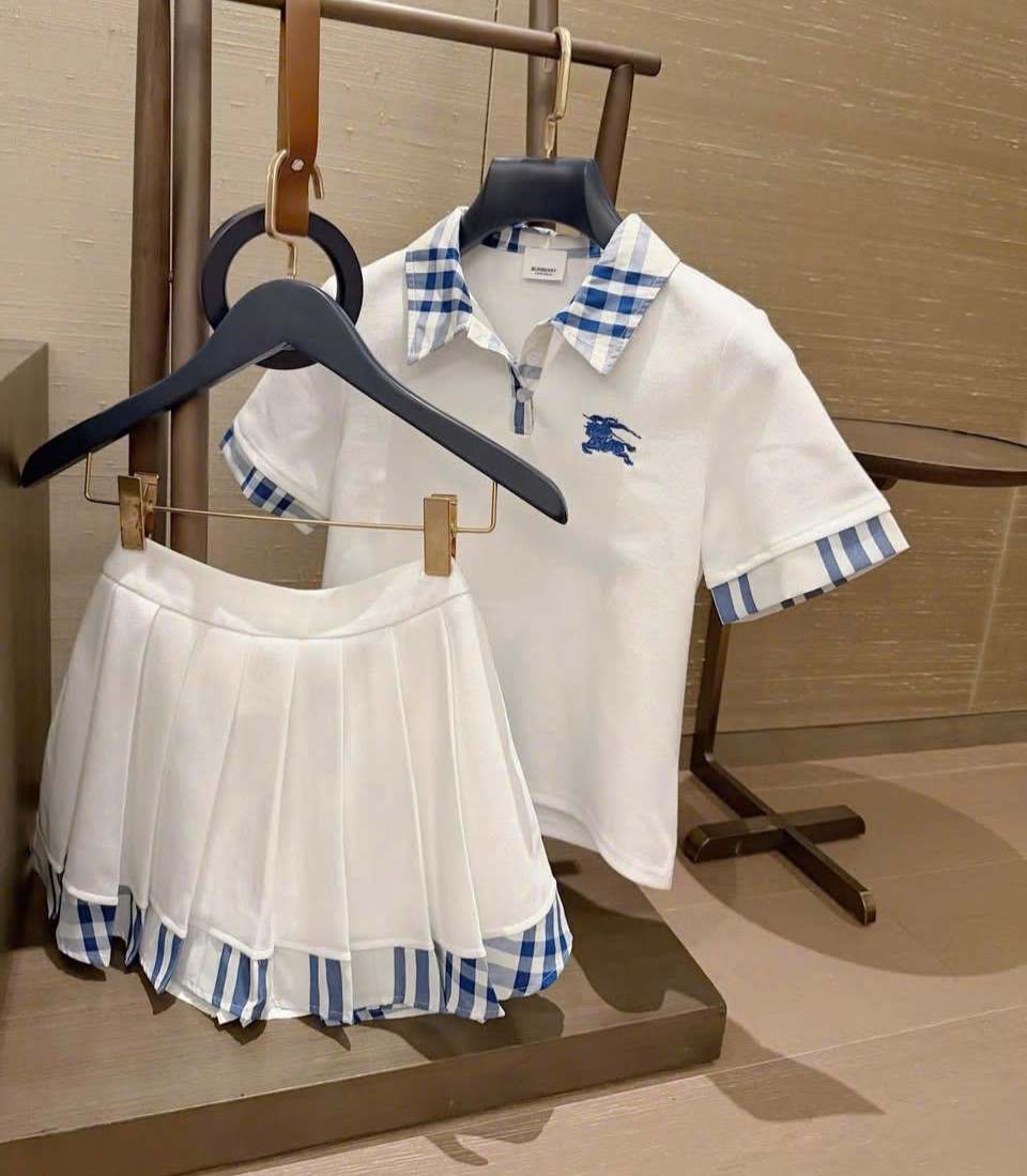 Set áo tay ngắn có cổ váy ngắn thun Burberry 2