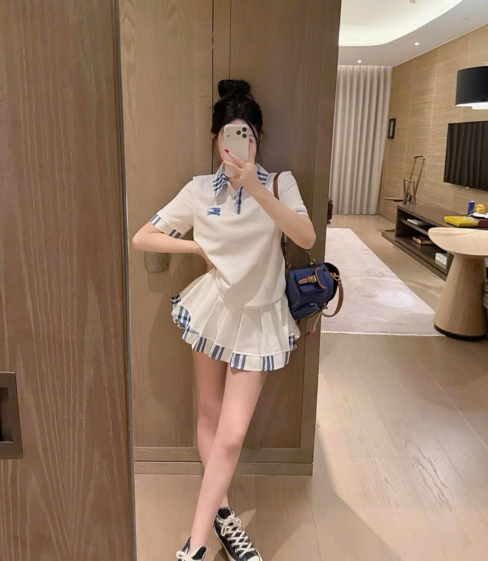 Set áo tay ngắn có cổ váy ngắn thun Burberry 4