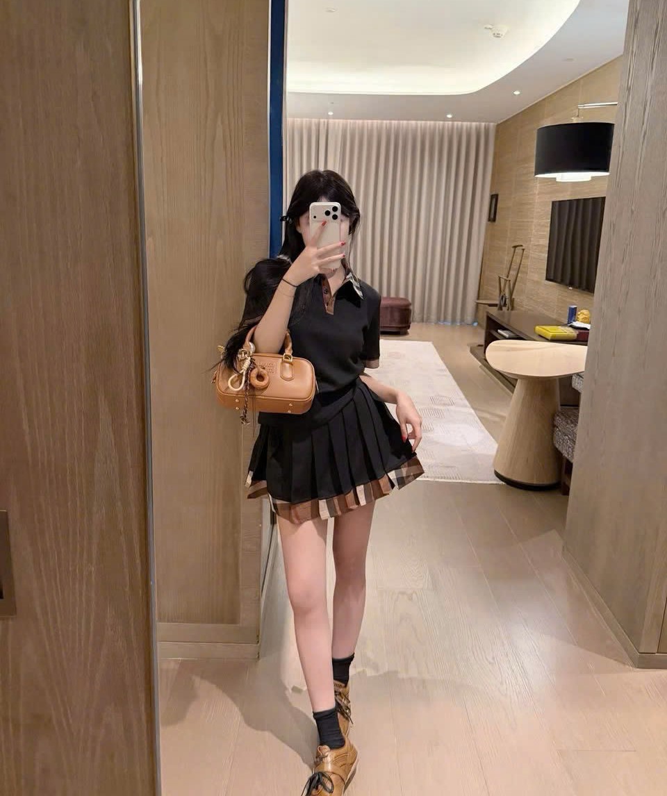 Set áo tay ngắn có cổ váy ngắn thun Burberry 7