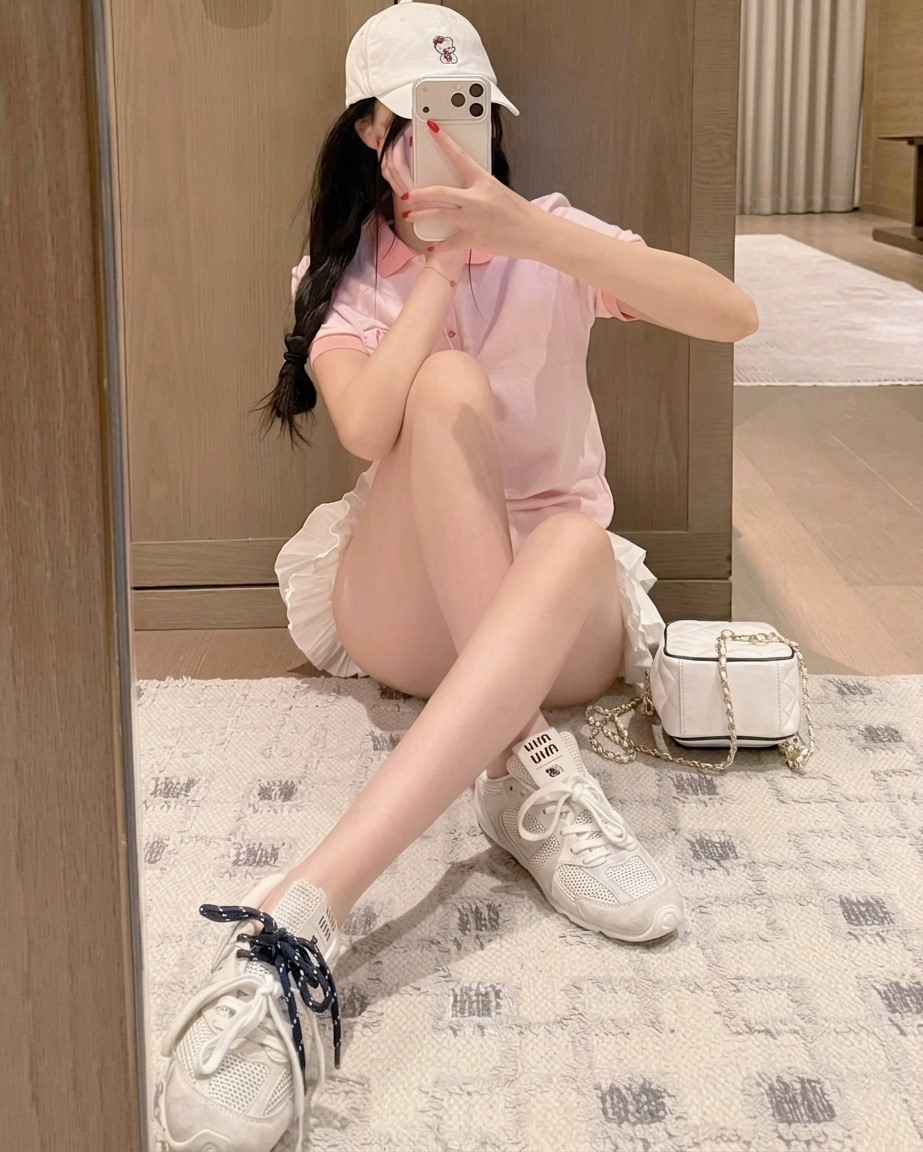 Áo thun nữ hồng có cổ Chanel 1