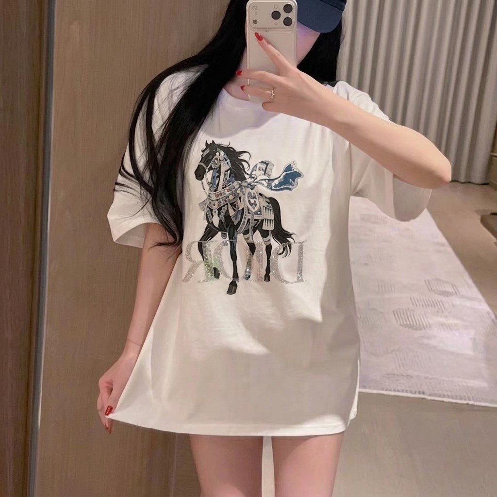 Áo thun trắng phom rộng họa tiết ngựa đính đá Dior 1
