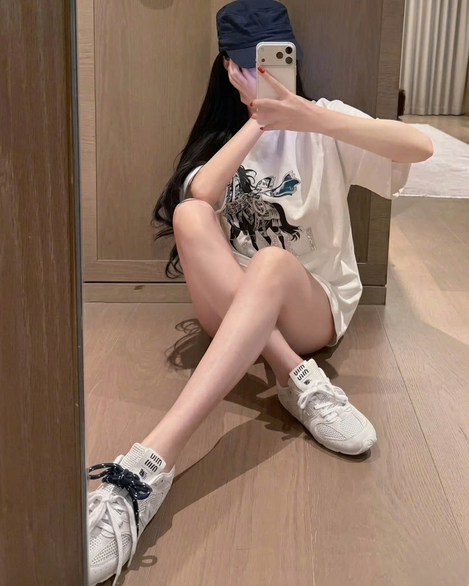 Áo thun trắng phom rộng họa tiết ngựa đính đá Dior 3