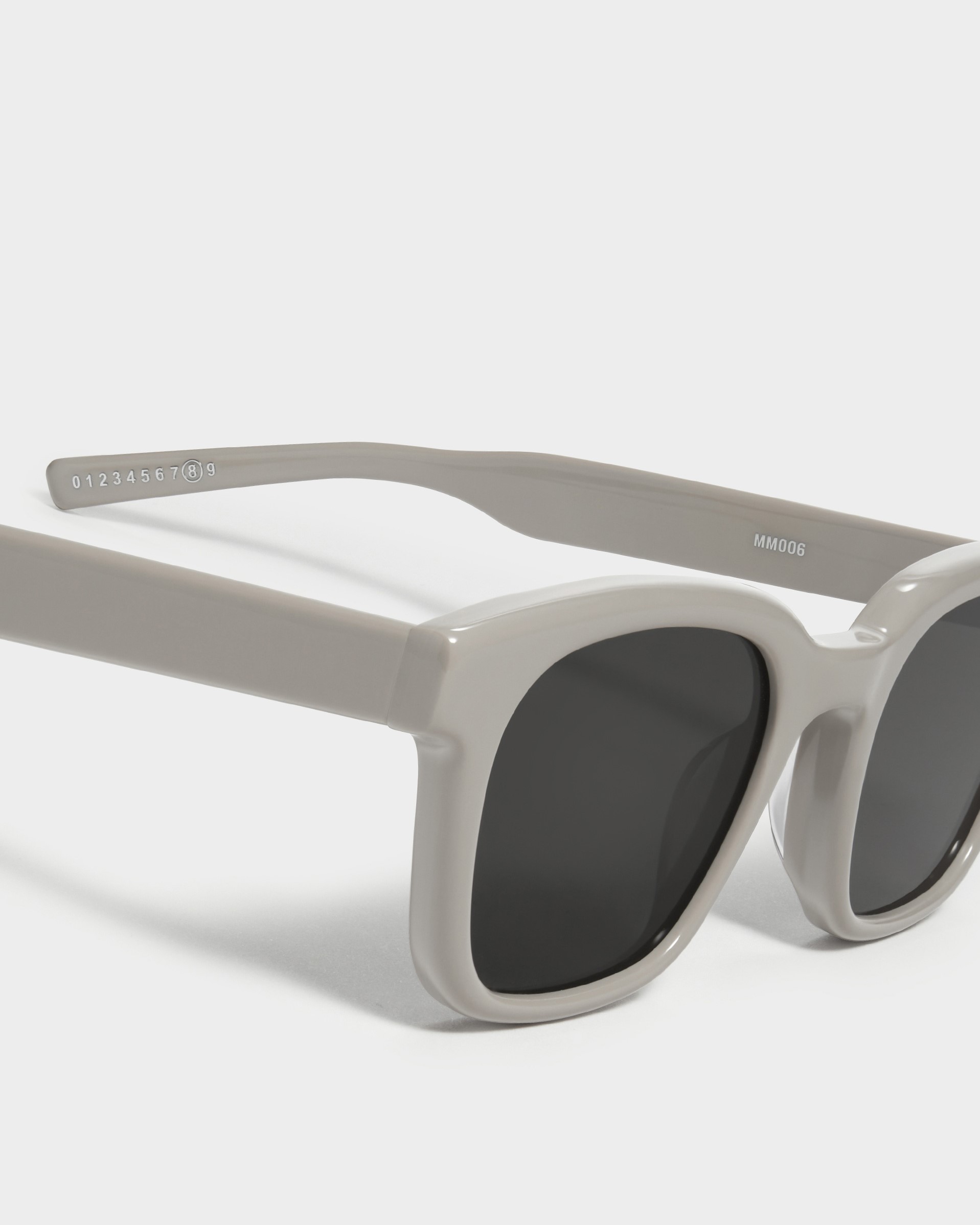 Mắt kính màu xám GM Maison Margiela x Gentle Monster Sunglasses