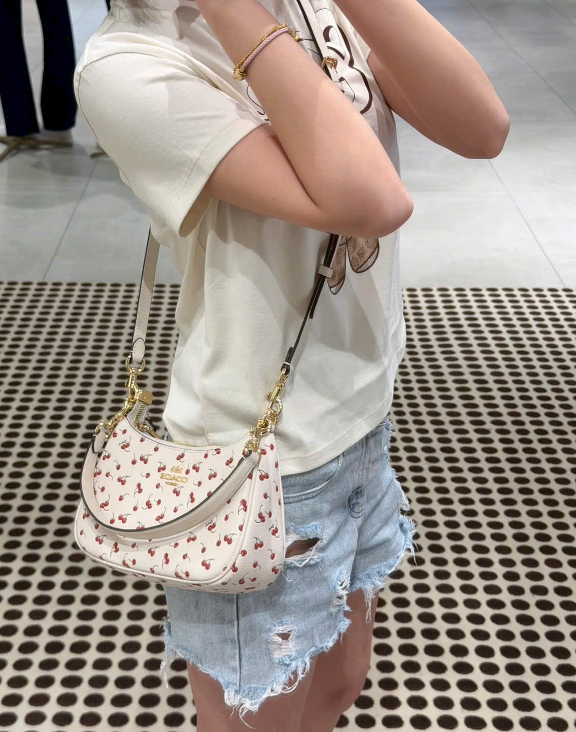 Túi đeo vai Coach Teri Shoulder Bag With Cherry Print CFG01 6