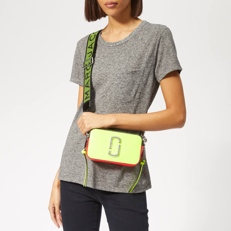 Túi đeo vai nữ Marc Jacobs màu xanh The Fluoro Snapshot Bright Yellow Multi Leather Camera Bag 6