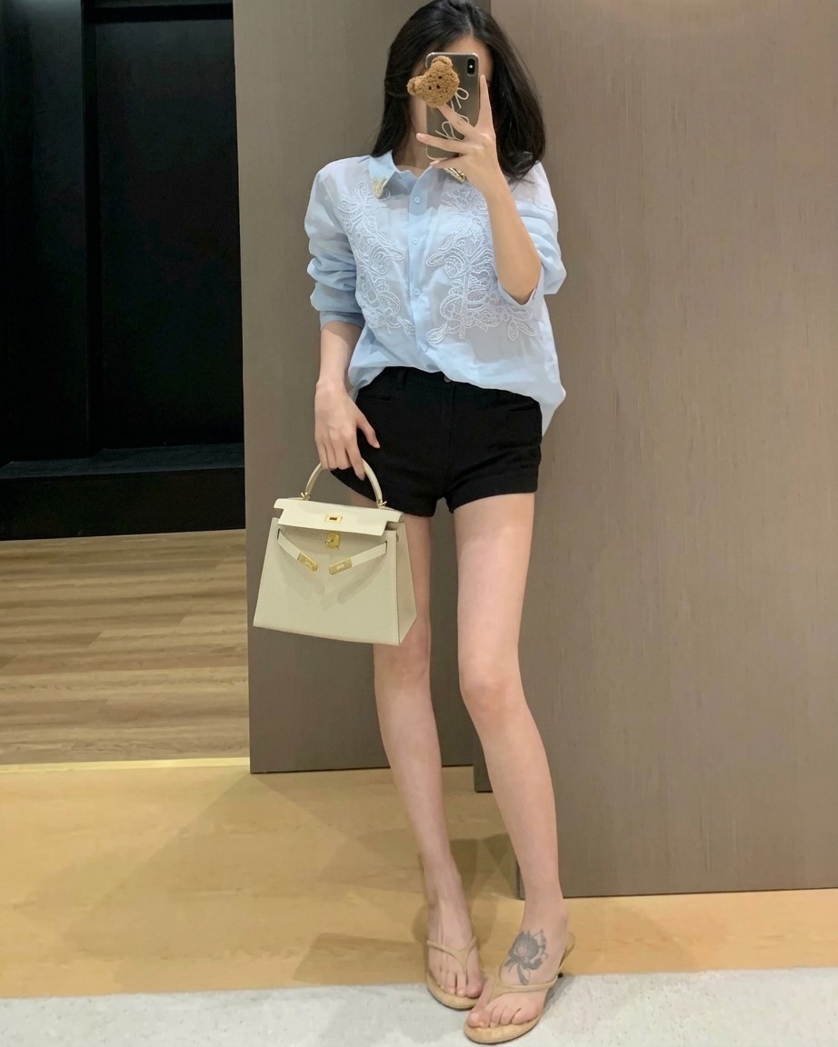 Áo sơ mi phối ren xanh dương và trắng Valentino 1