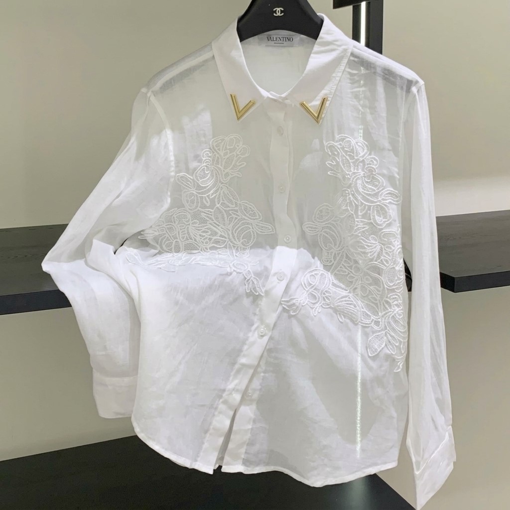 Áo sơ mi phối ren xanh dương và trắng Valentino 8