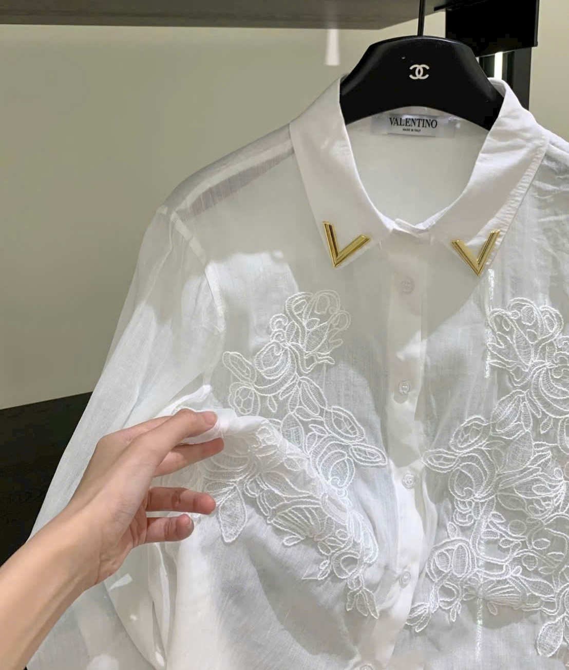 Áo sơ mi phối ren xanh dương và trắng Valentino 14