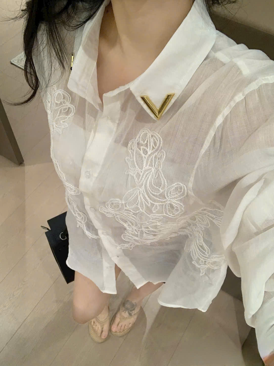 Áo sơ mi phối ren xanh dương và trắng Valentino 6