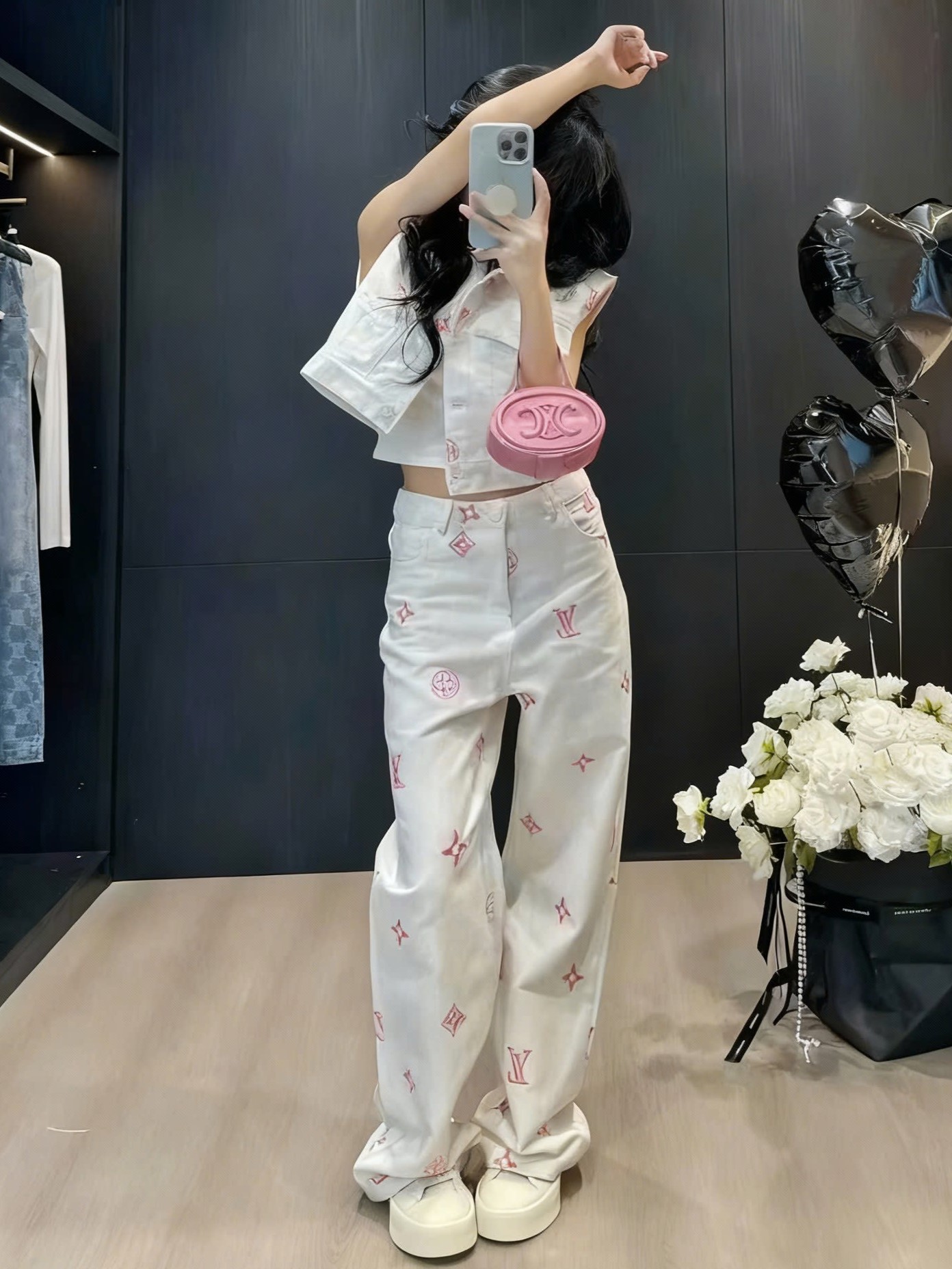 Quần dài trắng thời trang LV phối họa tiết hãng đỏ 1