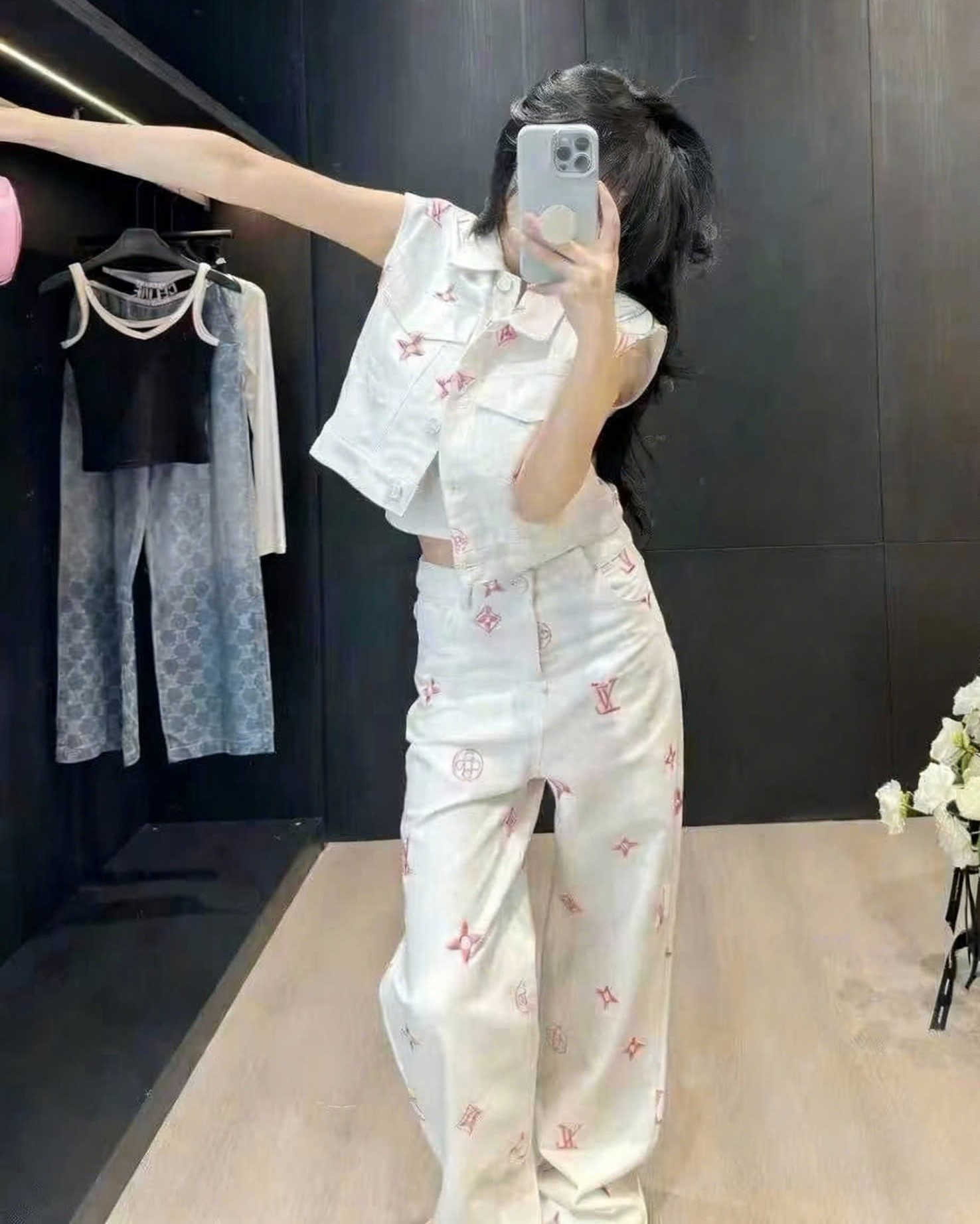 Quần dài trắng thời trang LV phối họa tiết hãng đỏ 3