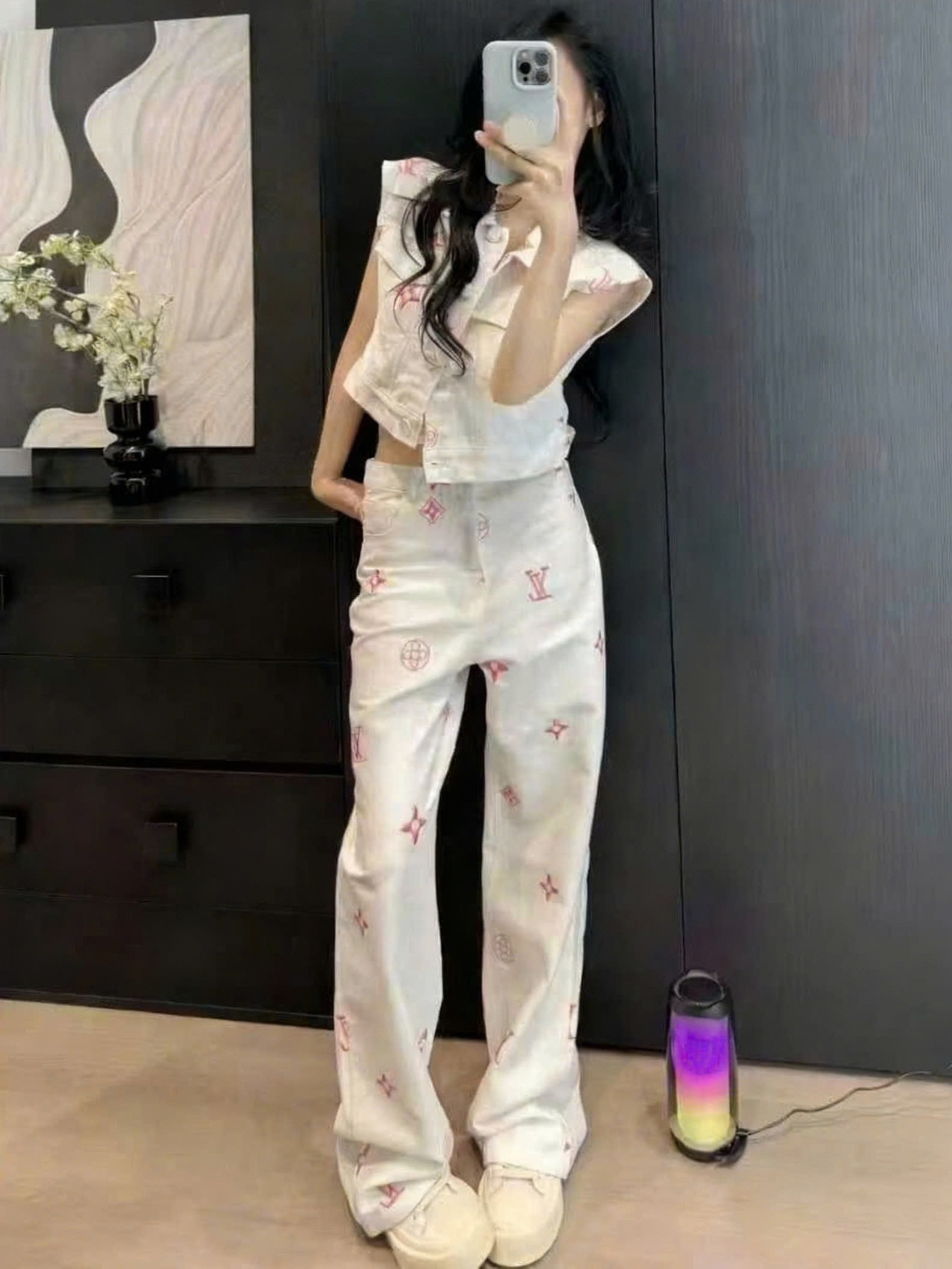 Quần dài trắng thời trang LV phối họa tiết hãng đỏ 5