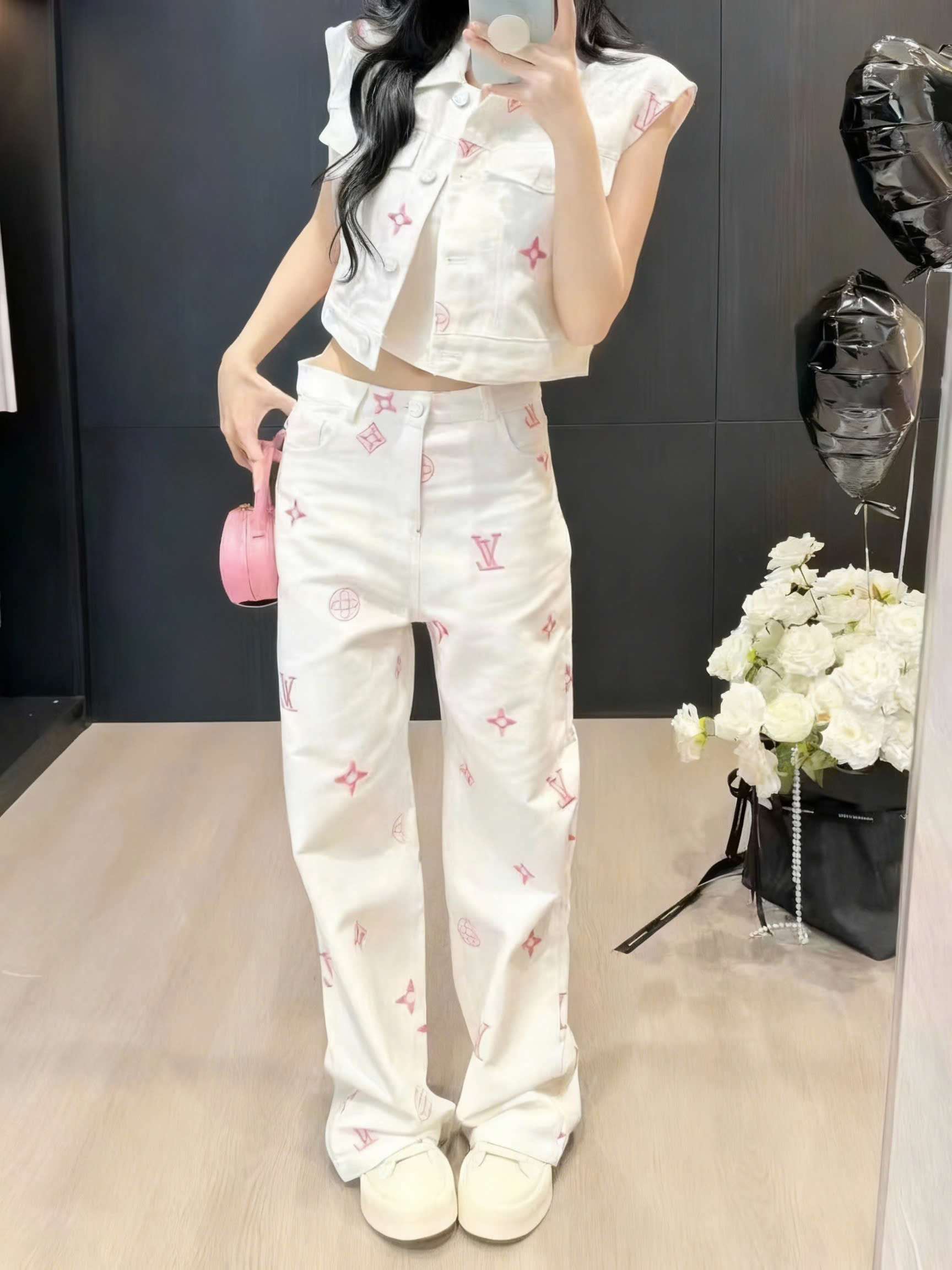 Quần dài trắng thời trang LV phối họa tiết hãng đỏ 8