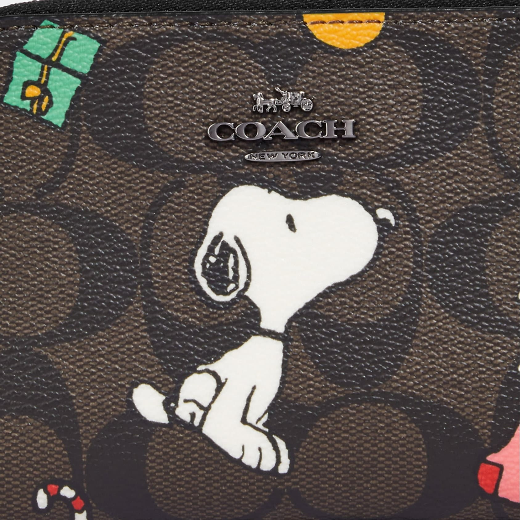 VÍ NỮ NGẮN COACH X PEANUTS SMALL ZIP AROUND WALLET IN SIGNATURE CANVAS WITH SNOOPY PRESENTS PRINT 2