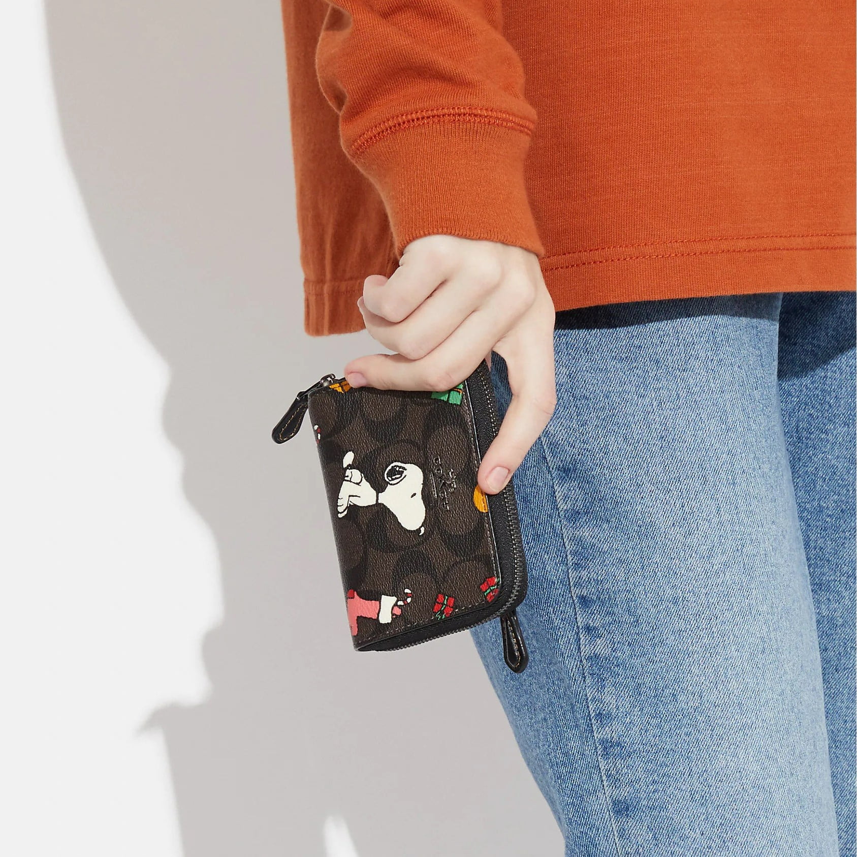 VÍ NỮ NGẮN COACH X PEANUTS SMALL ZIP AROUND WALLET IN SIGNATURE CANVAS WITH SNOOPY PRESENTS PRINT 3