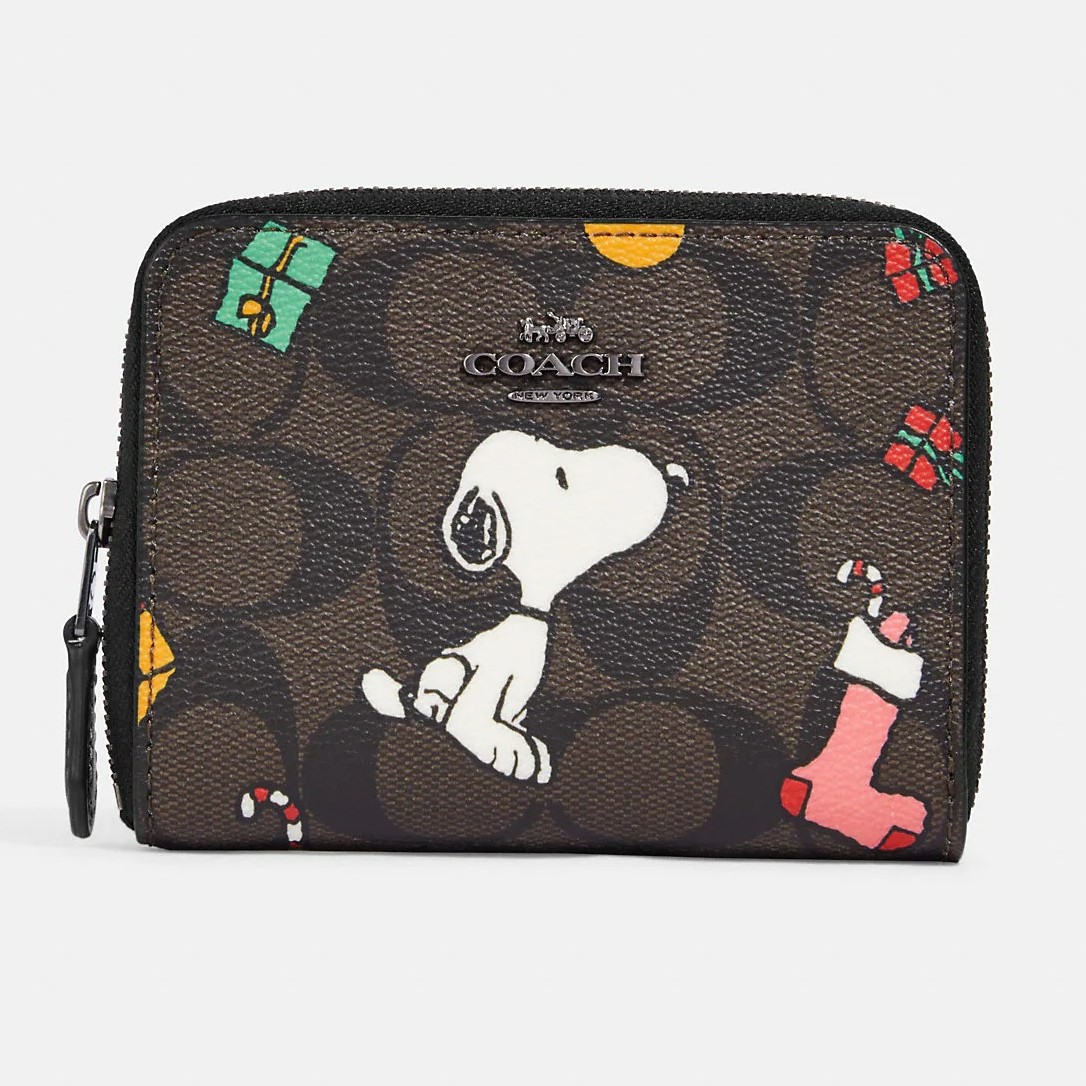 VÍ NỮ NGẮN COACH X PEANUTS SMALL ZIP AROUND WALLET IN SIGNATURE CANVAS WITH SNOOPY PRESENTS PRINT 4