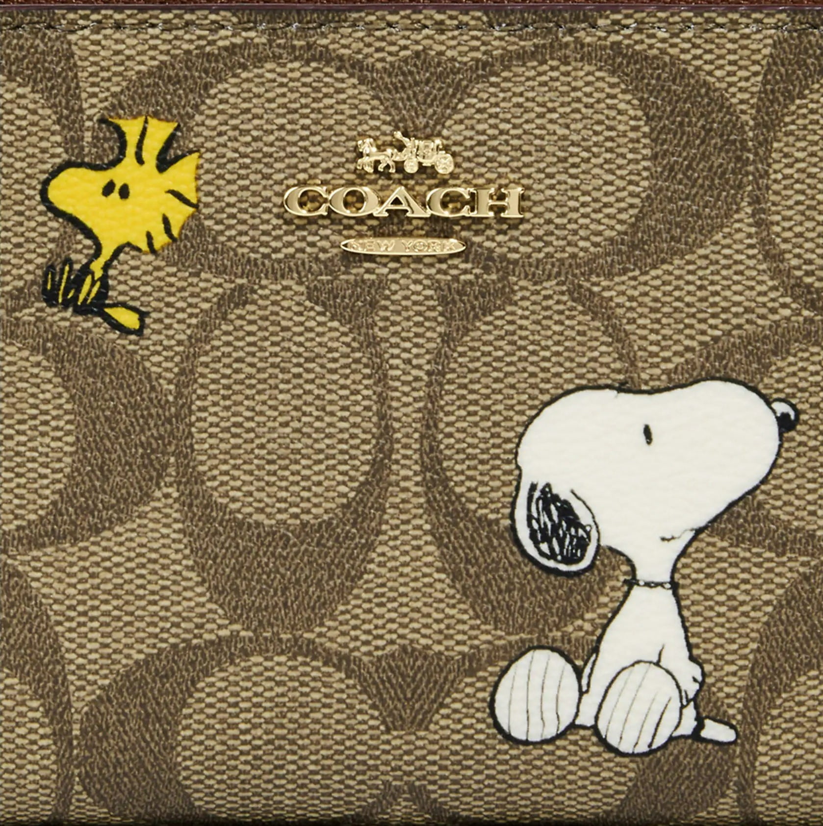 VÍ NỮ NGẮN CẦM TAY NÂU SÁNG COACH X PEANUTS SMALL ZIP AROUND WALLET IN SIGNATURE CANVAS WITH SNOOPY PRESENTS PRINT 4