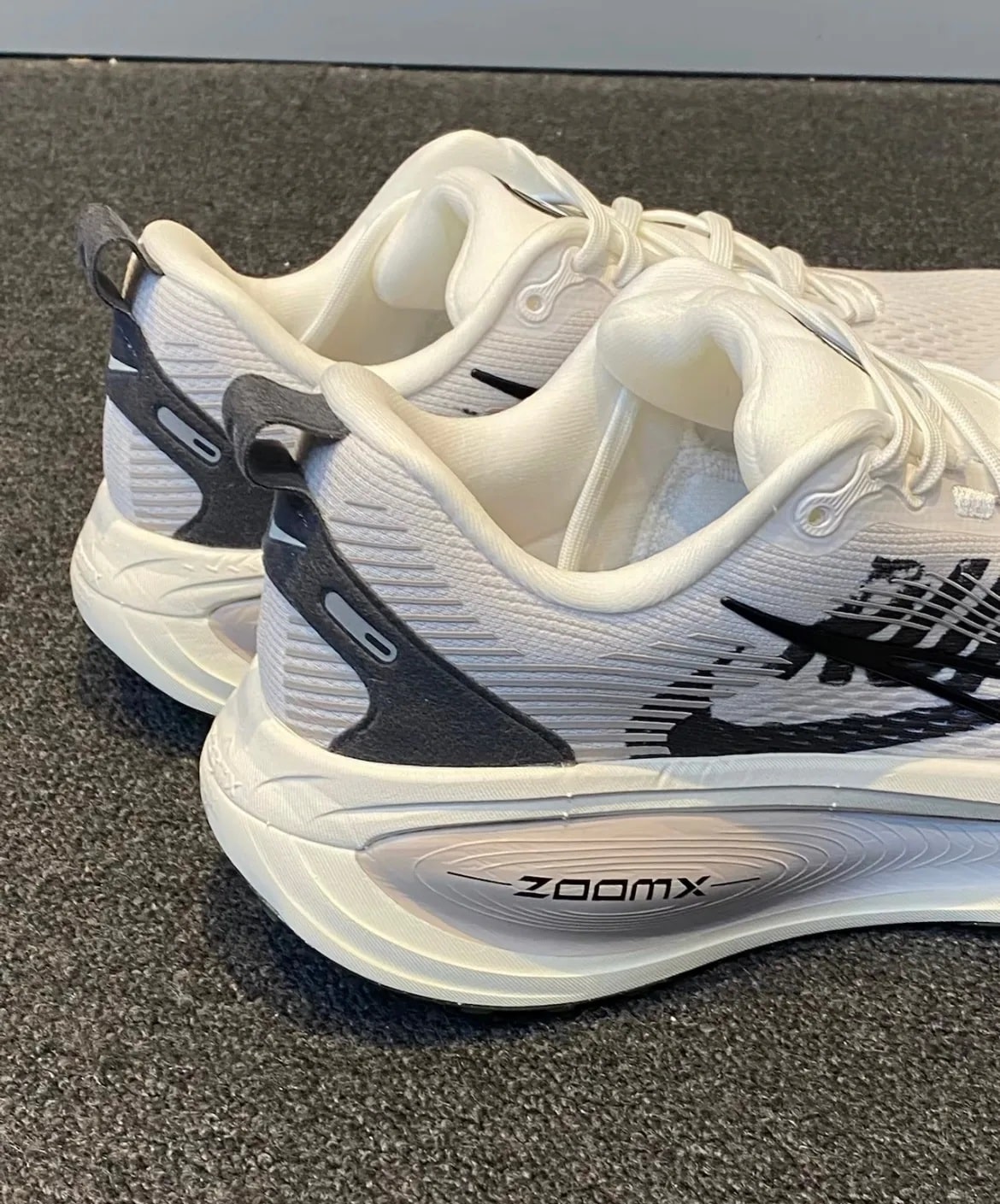 Giày Nike Vomero 18 Road Running Shoes Summit White College Grey IB5726-100 1