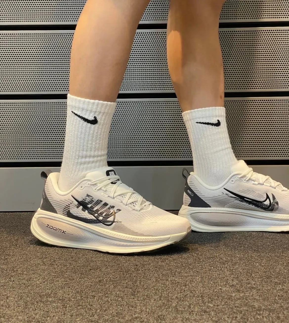 Giày Nike Vomero 18 Road Running Shoes Summit White College Grey IB5726-100 3