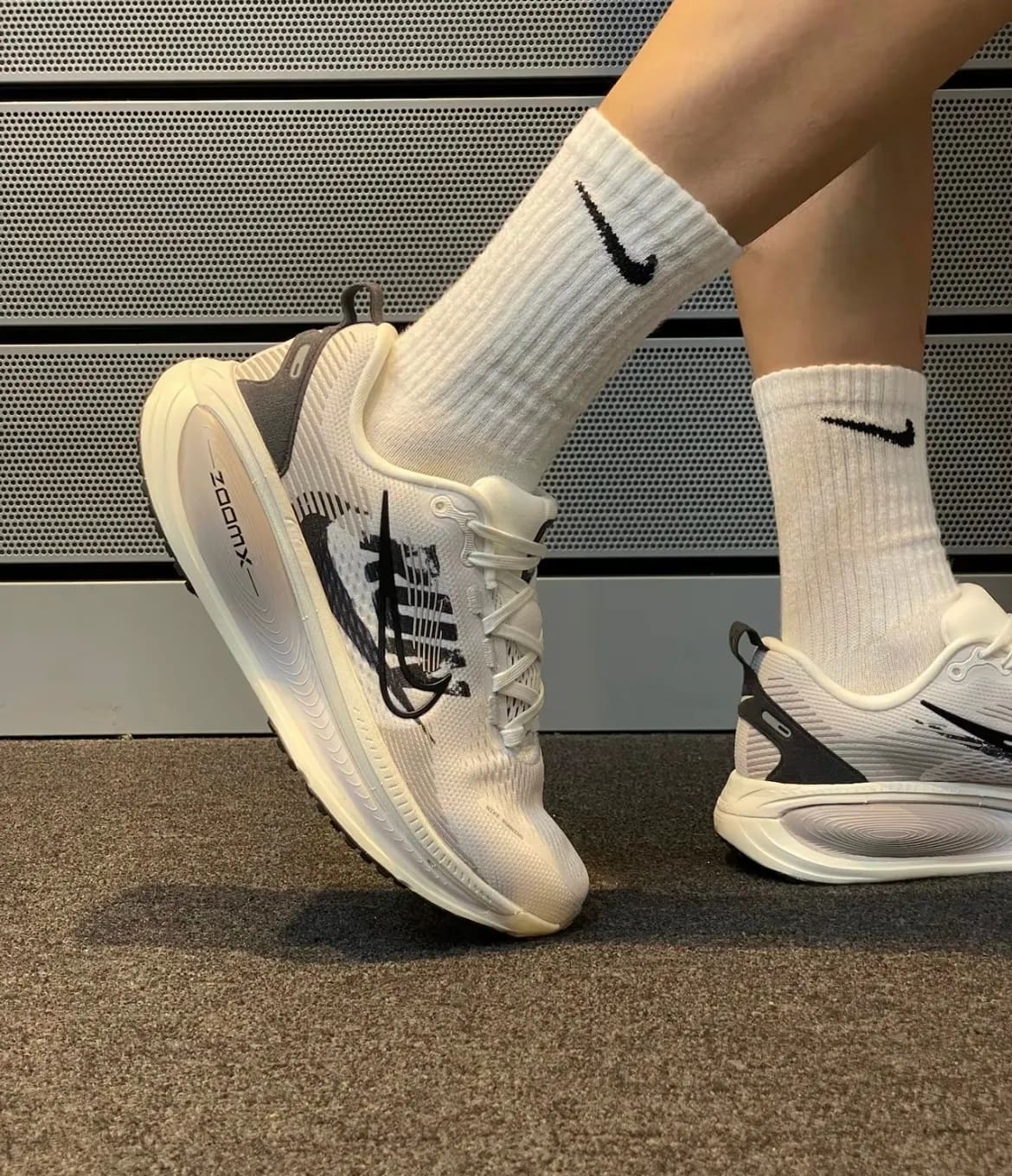 Giày Nike Vomero 18 Road Running Shoes Summit White College Grey IB5726-100 4