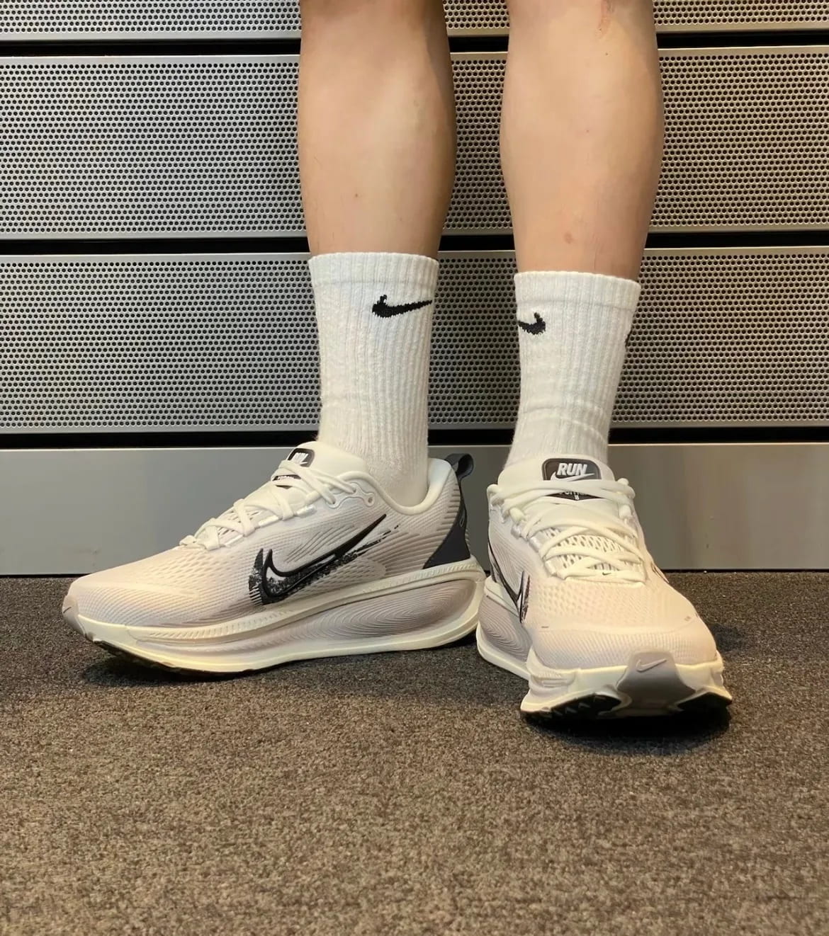 Giày Nike Vomero 18 Road Running Shoes Summit White College Grey IB5726-100 7