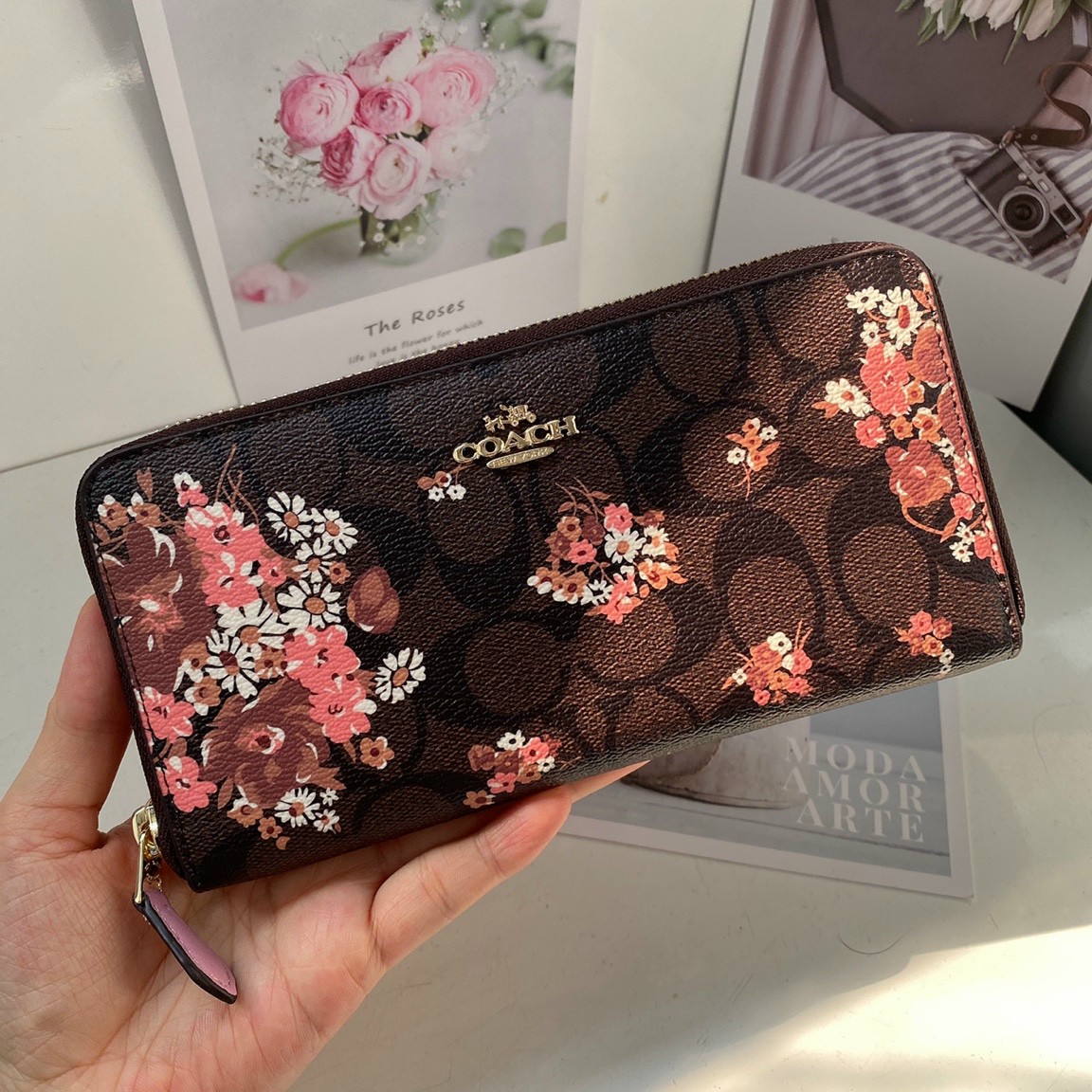 VÍ NỮ DÀI IN HOA COACH ACCORDION ZIP WALLET IN SIGNATURE CANVAS WITH MEDLEY BOUQUET PRINT 9