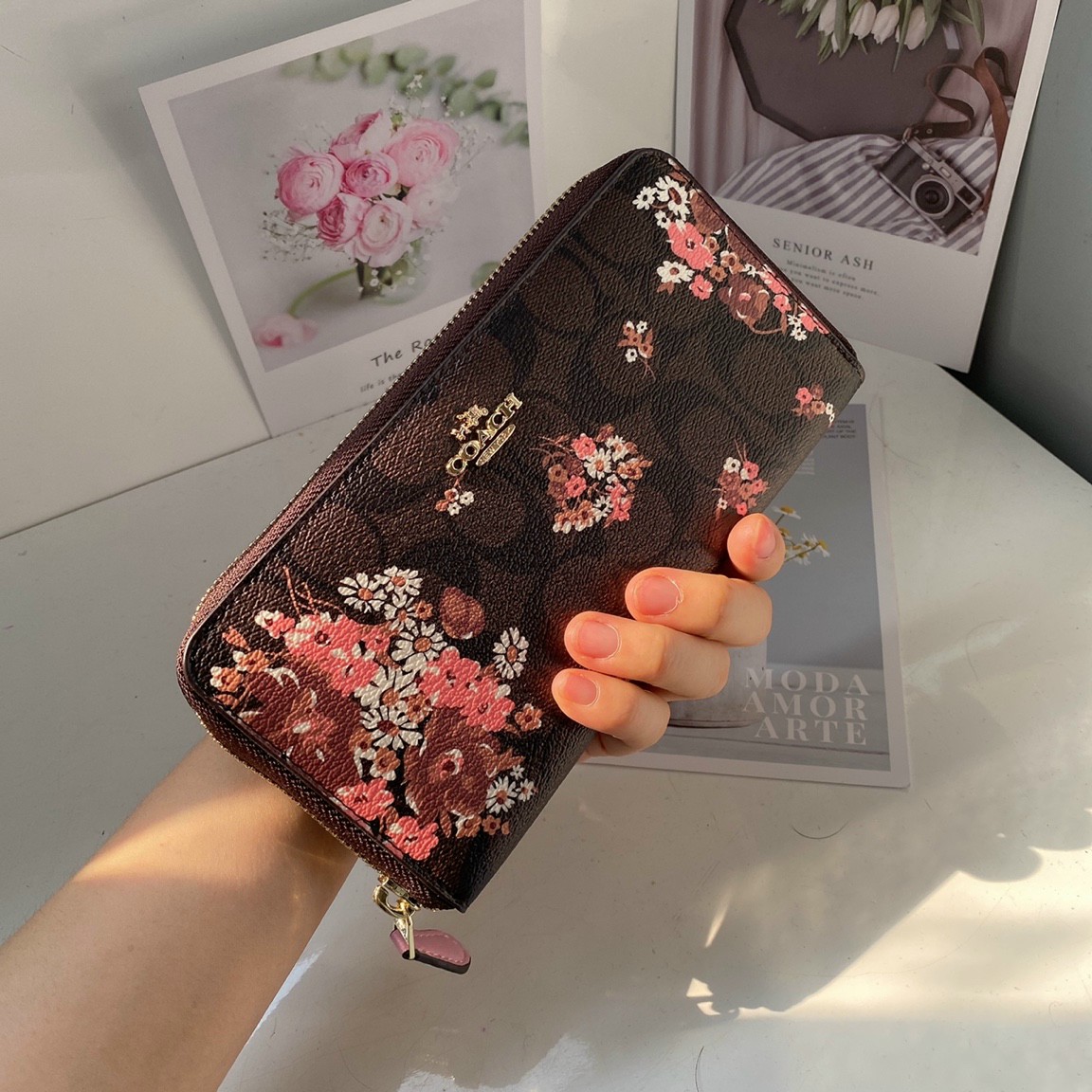 VÍ NỮ DÀI IN HOA COACH ACCORDION ZIP WALLET IN SIGNATURE CANVAS WITH MEDLEY BOUQUET PRINT 11