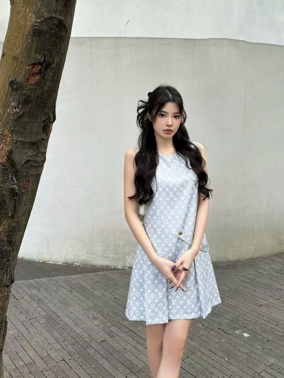 Áo đầm nữ Louis Vuitton xanh nhạt logo dệt nổi 4