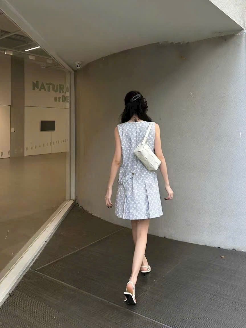 Áo đầm nữ Louis Vuitton xanh nhạt logo dệt nổi 7