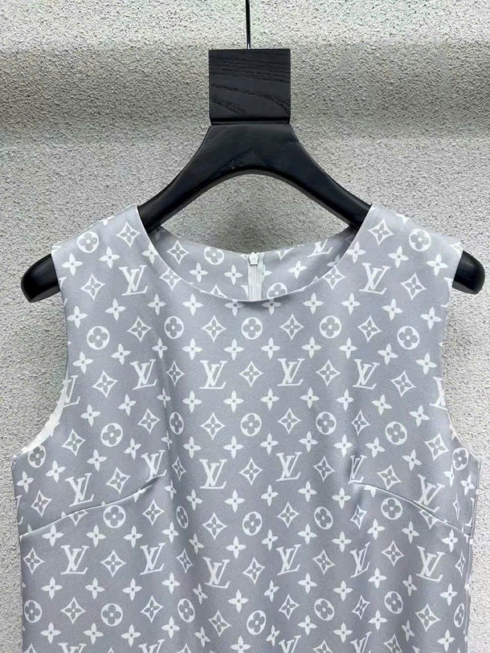 Áo đầm nữ Louis Vuitton xanh nhạt logo dệt nổi 9