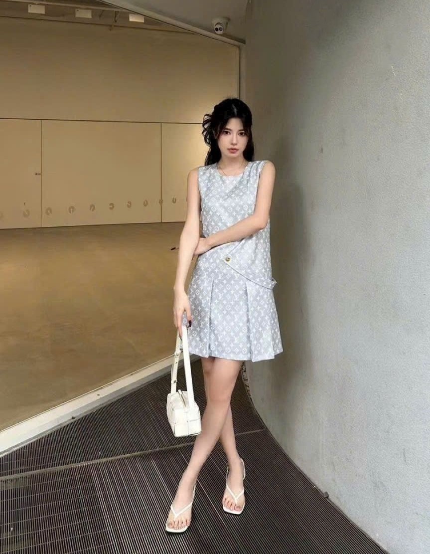Áo đầm nữ Louis Vuitton xanh nhạt logo dệt nổi 12