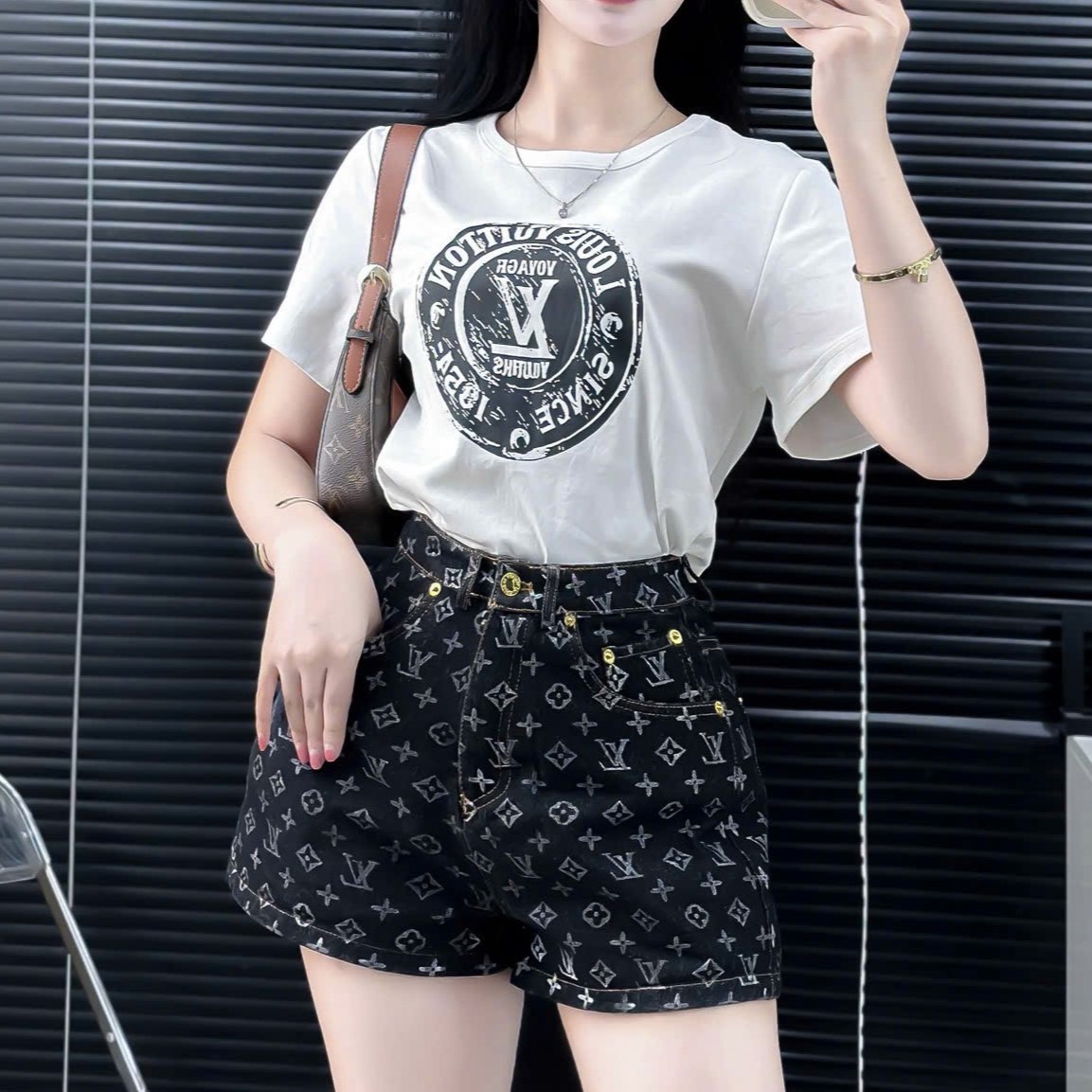 Set mix áo thun trắng quần short đen LV 7