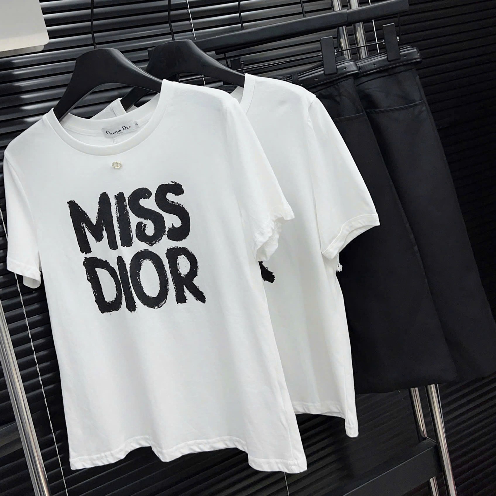 Set áo thun trắng váy đen họa tiết hãng Miss Dior 1