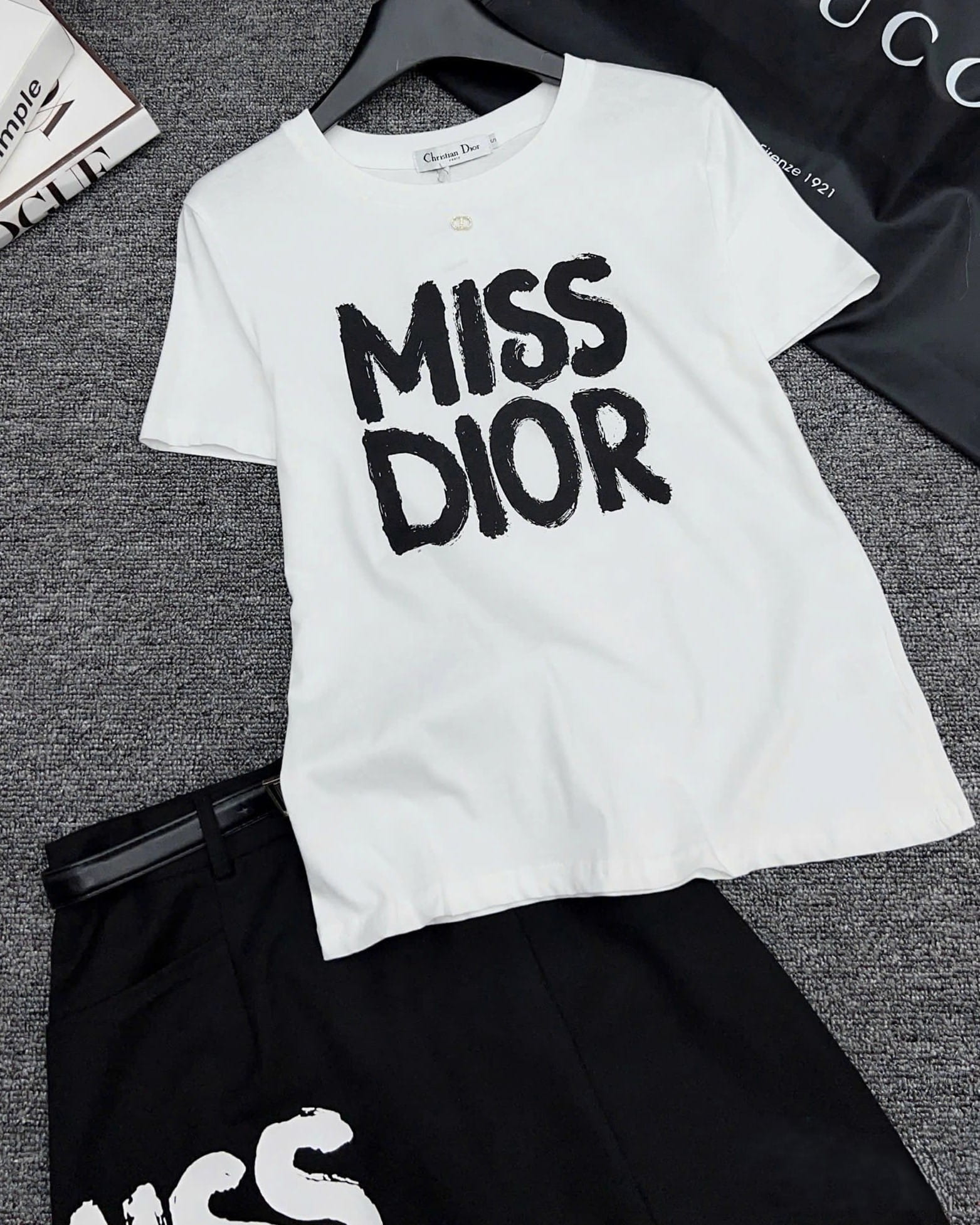 Set áo thun trắng váy đen họa tiết hãng Miss Dior 3