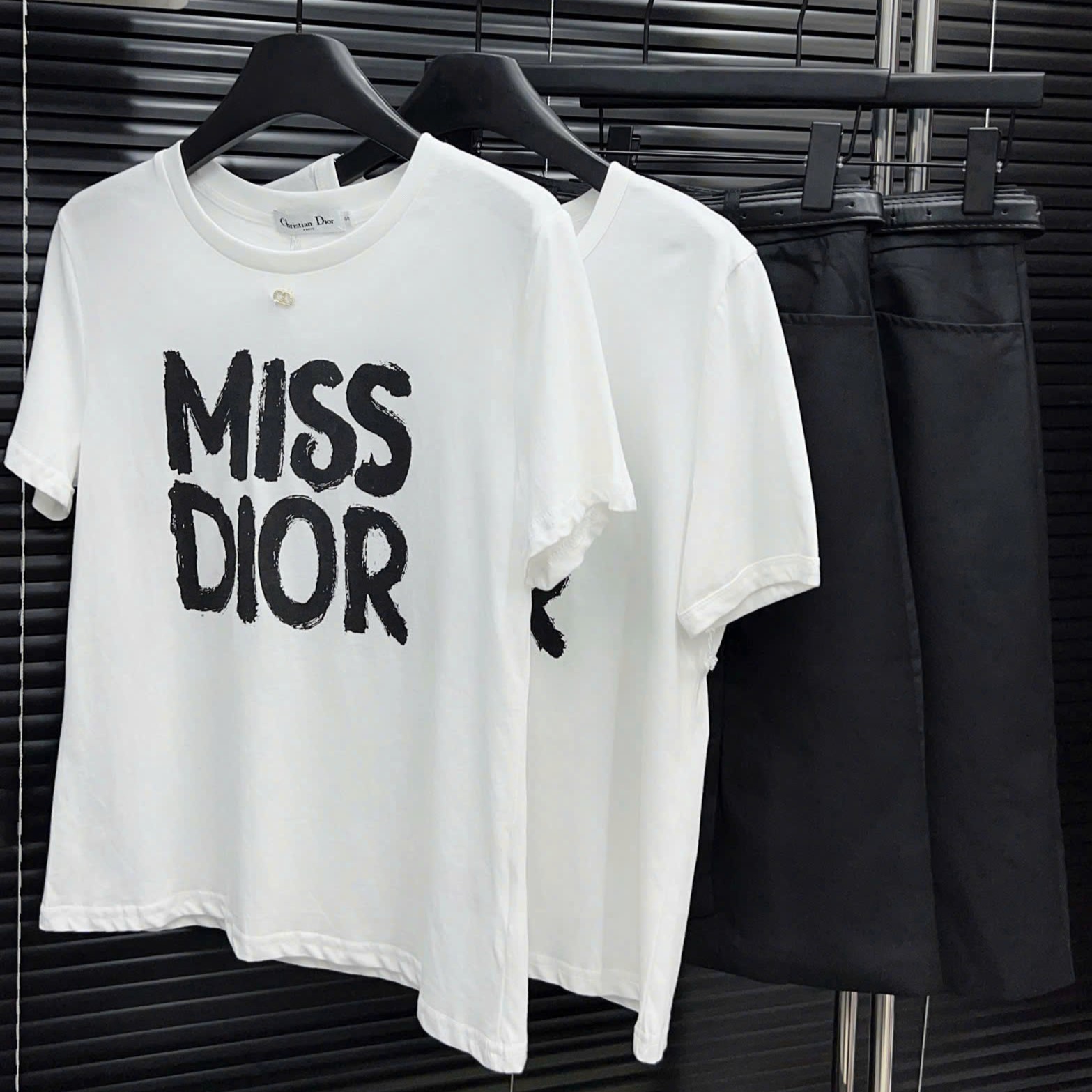 Set áo thun trắng váy đen họa tiết hãng Miss Dior 5