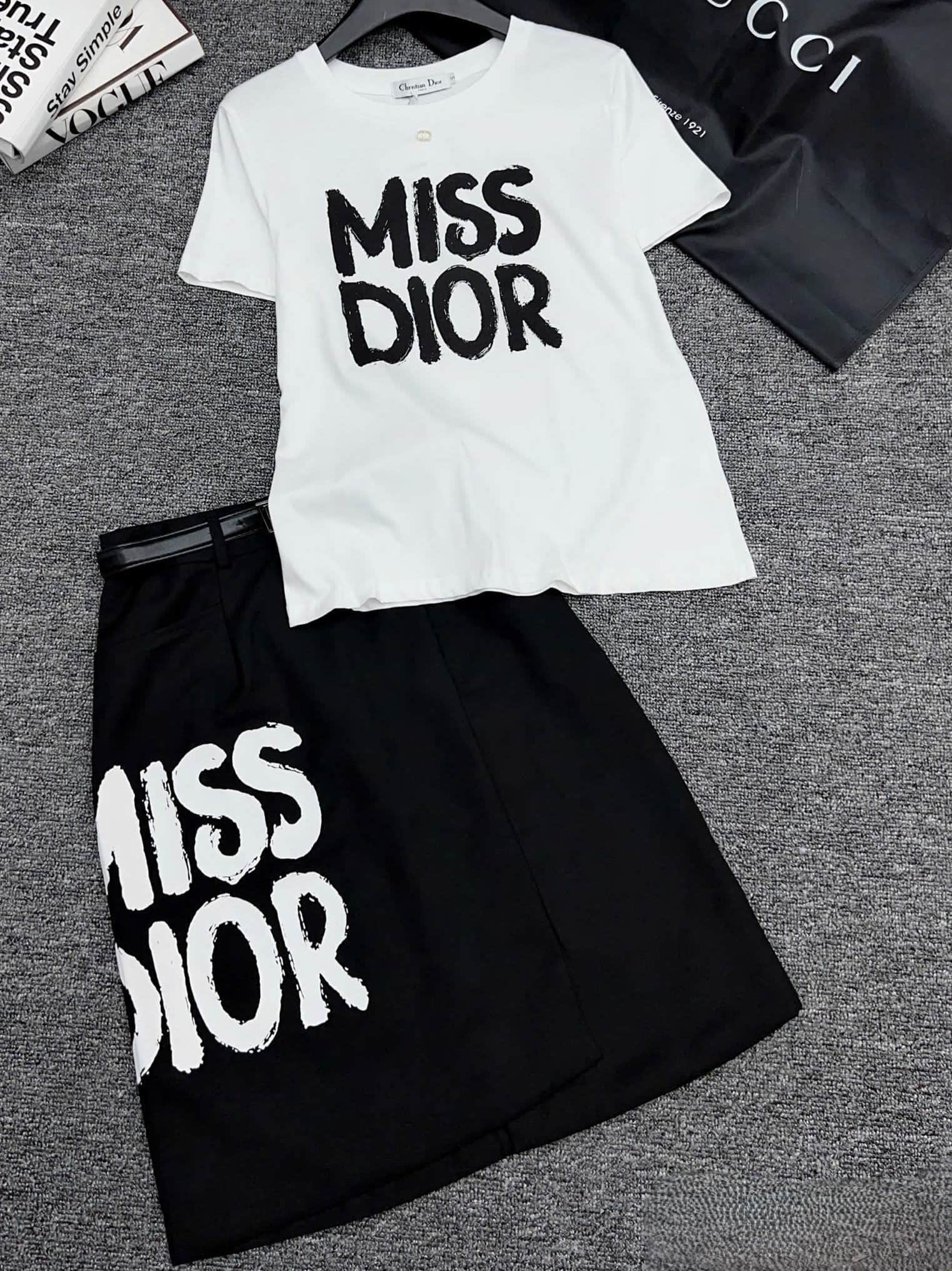 Set áo thun trắng váy đen họa tiết hãng Miss Dior 6