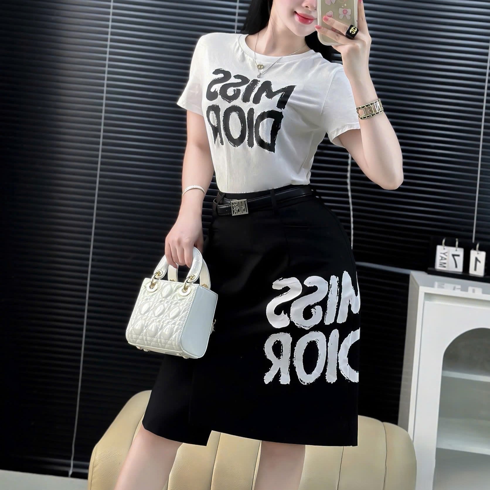 Set áo thun trắng váy đen họa tiết hãng Miss Dior 8