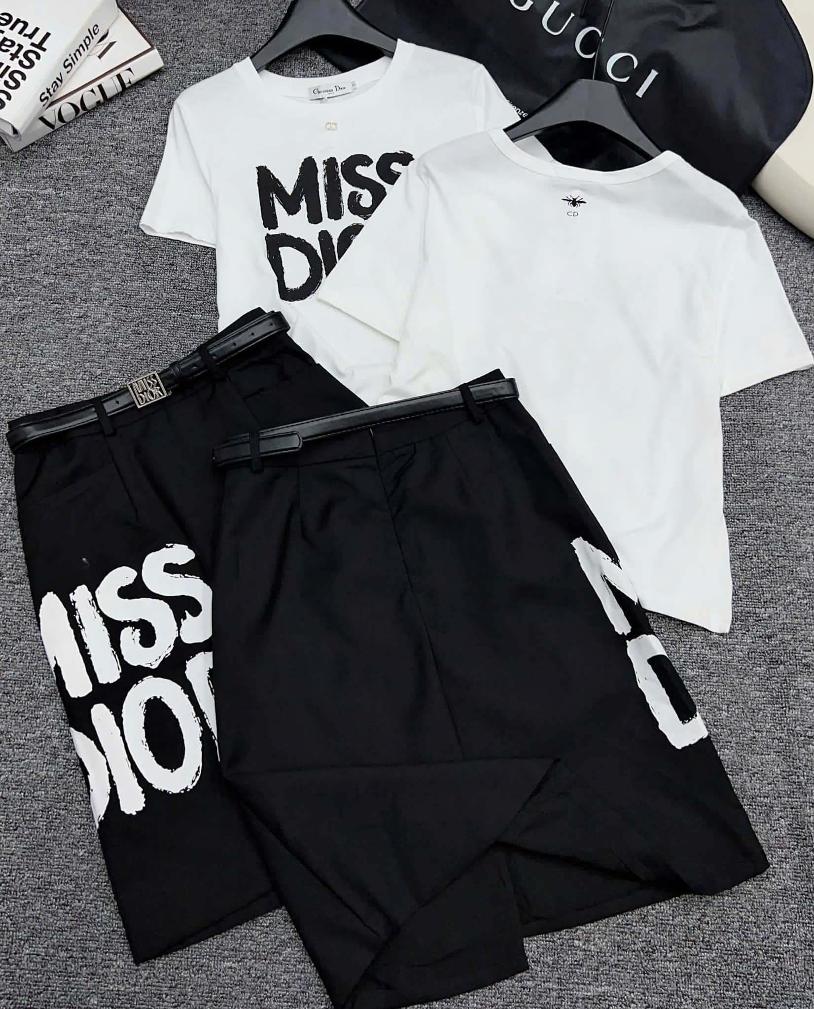 Set áo thun trắng váy đen họa tiết hãng Miss Dior 10
