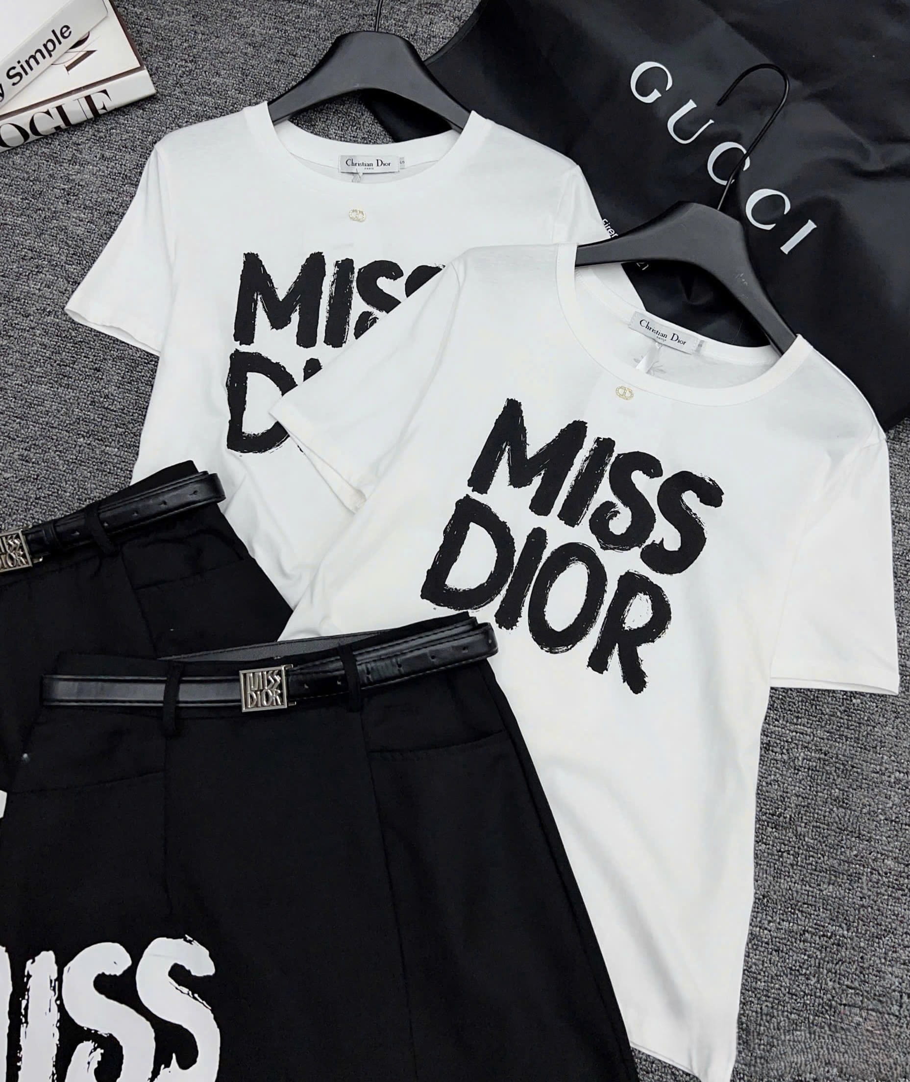 Set áo thun trắng váy đen họa tiết hãng Miss Dior 11