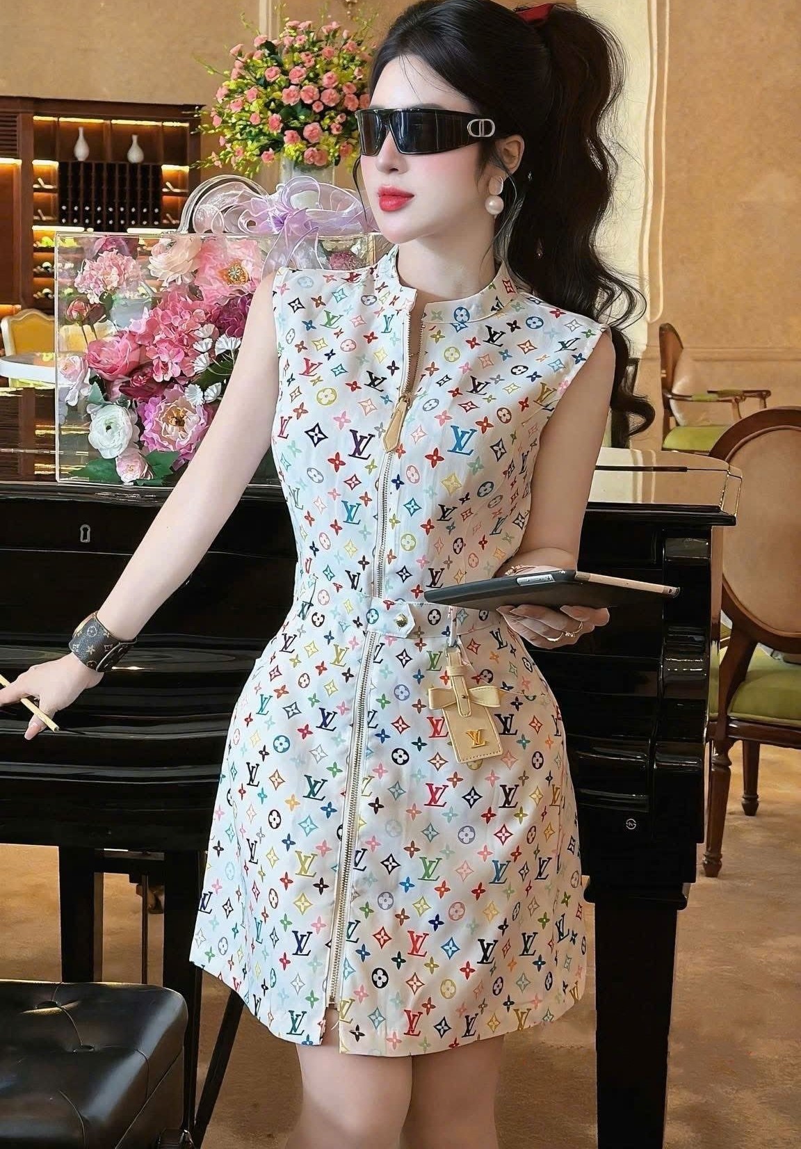 Váy đầm trắng dây kéo giữa họa tiết hãng LV 4