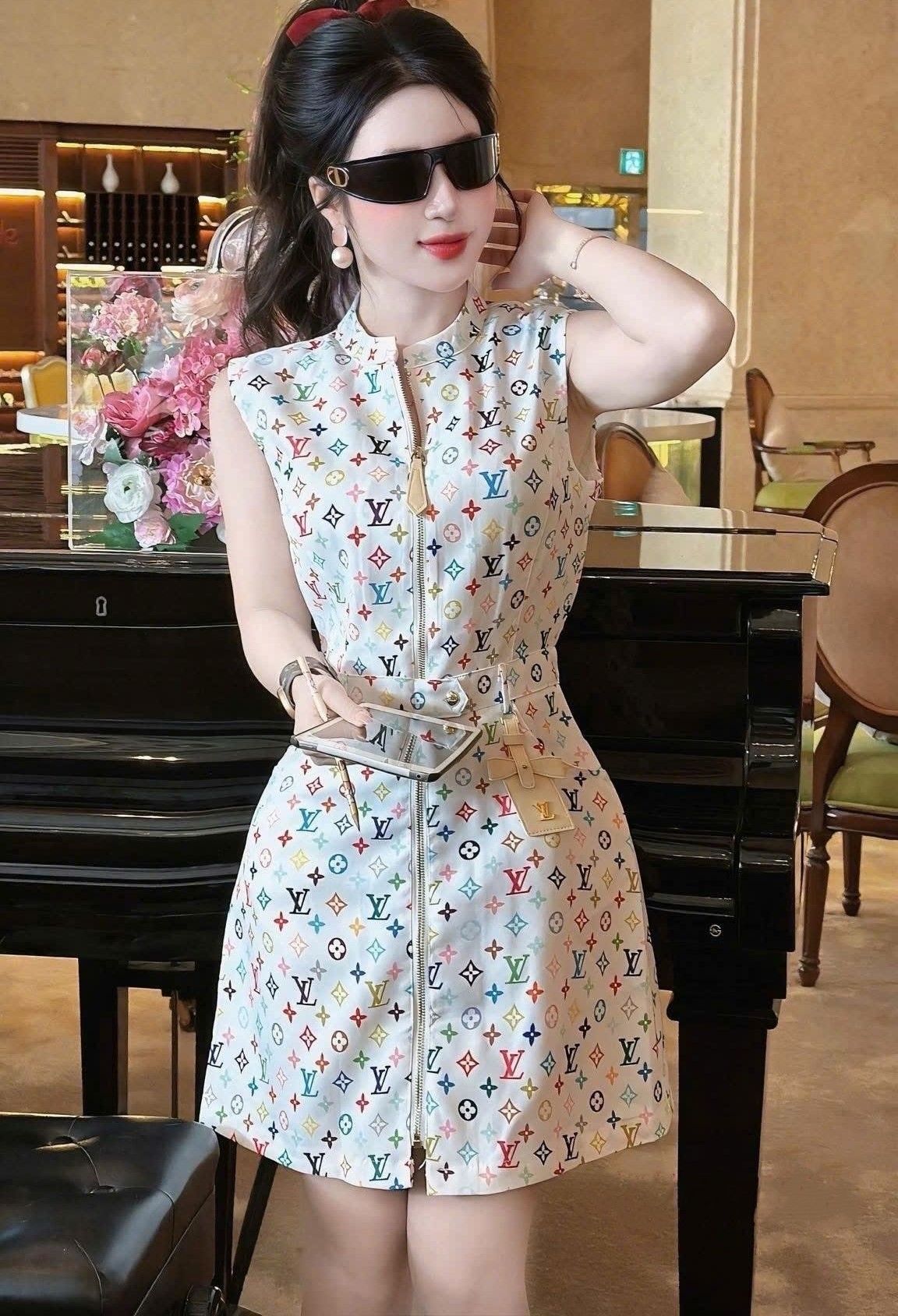 Váy đầm trắng dây kéo giữa họa tiết hãng LV 1