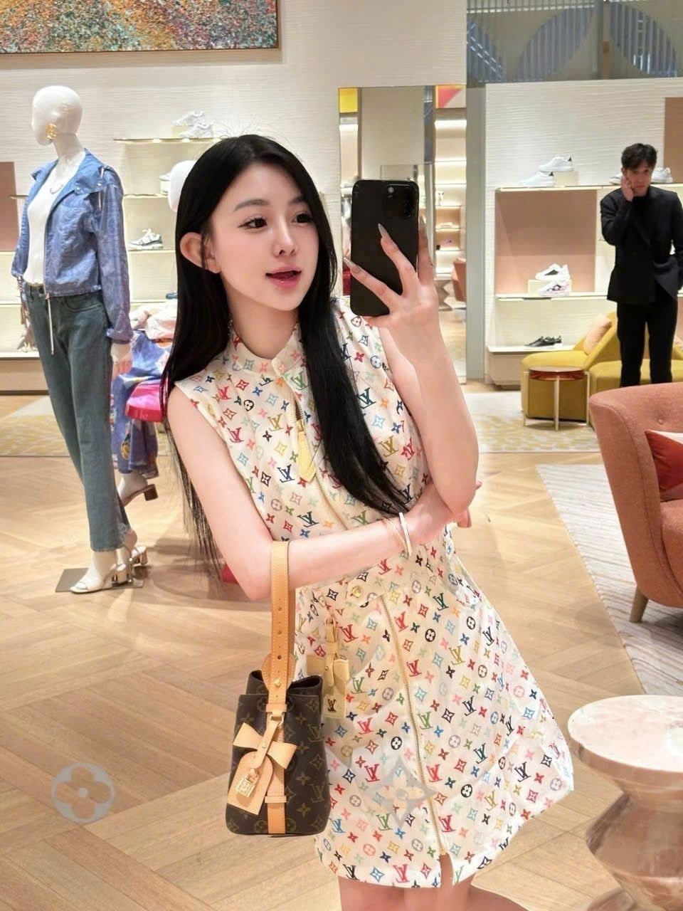 Váy đầm trắng dây kéo giữa họa tiết hãng LV 2