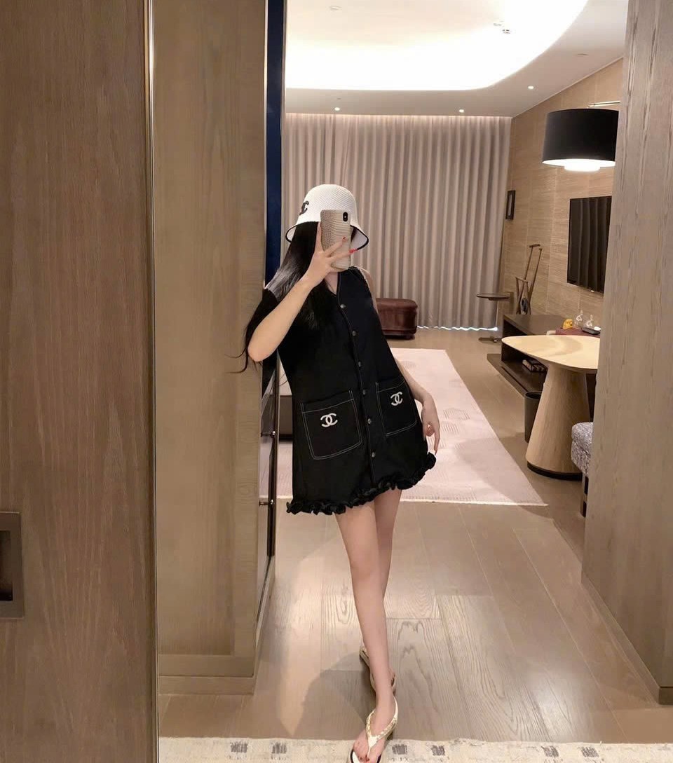 Áo đầm nữ sát nách dáng rộng trắng và jean Chanel 1