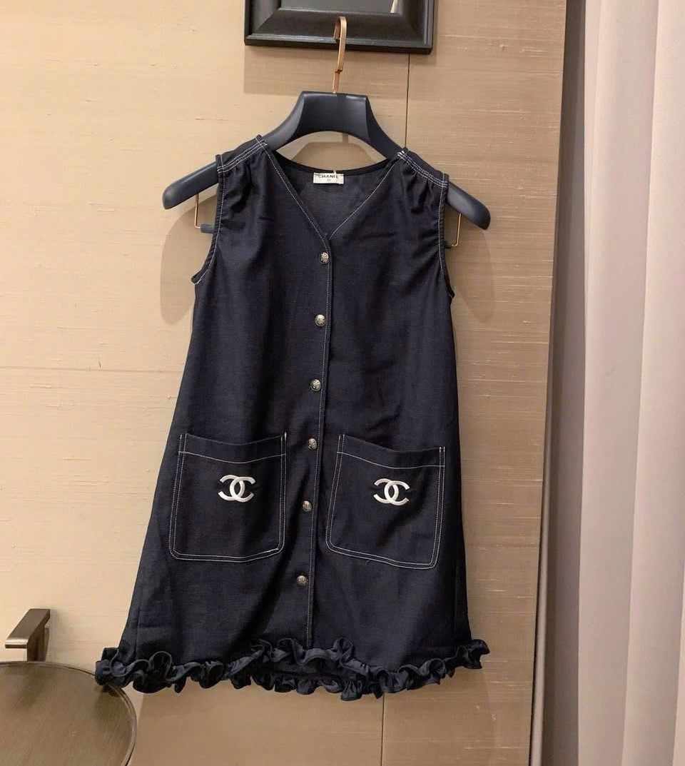Áo đầm nữ sát nách dáng rộng trắng và jean Chanel 3