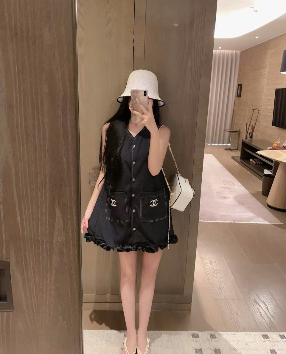 Áo đầm nữ sát nách dáng rộng trắng và jean Chanel 2