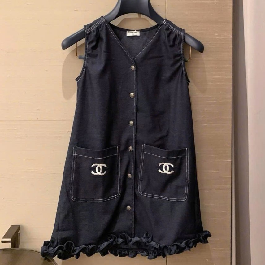 Áo đầm nữ sát nách dáng rộng trắng và jean Chanel 4
