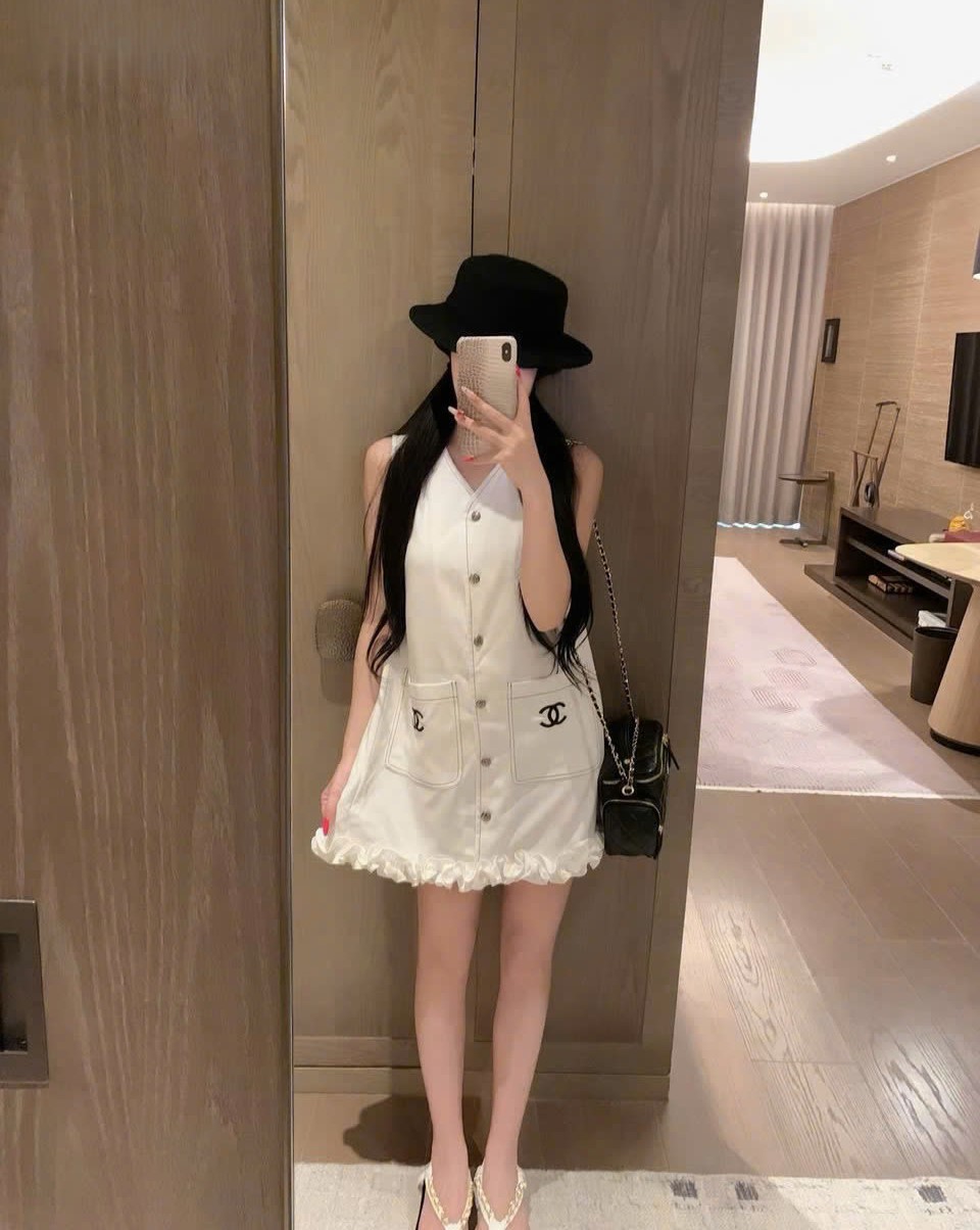 Áo đầm nữ sát nách dáng rộng trắng và jean Chanel 6