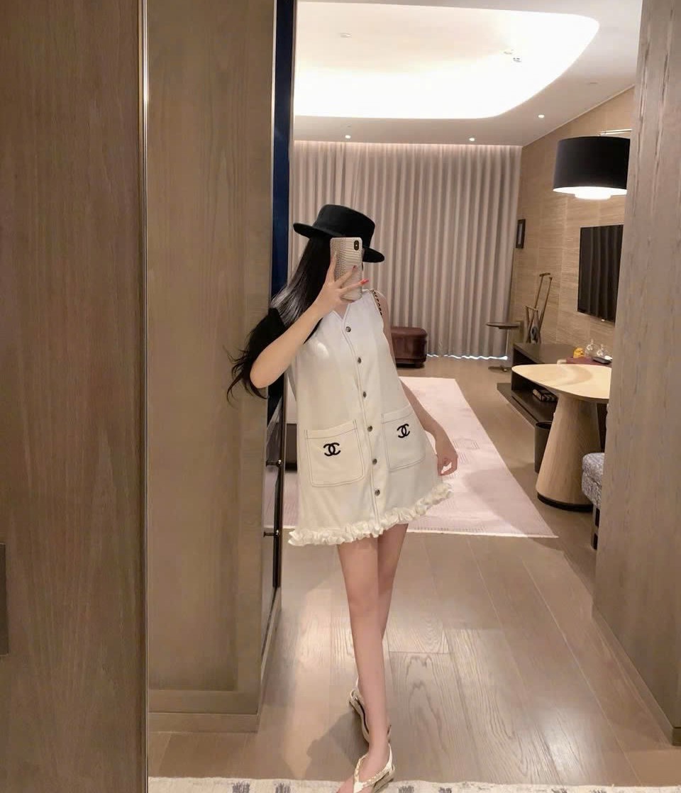 Áo đầm nữ sát nách dáng rộng trắng và jean Chanel 7