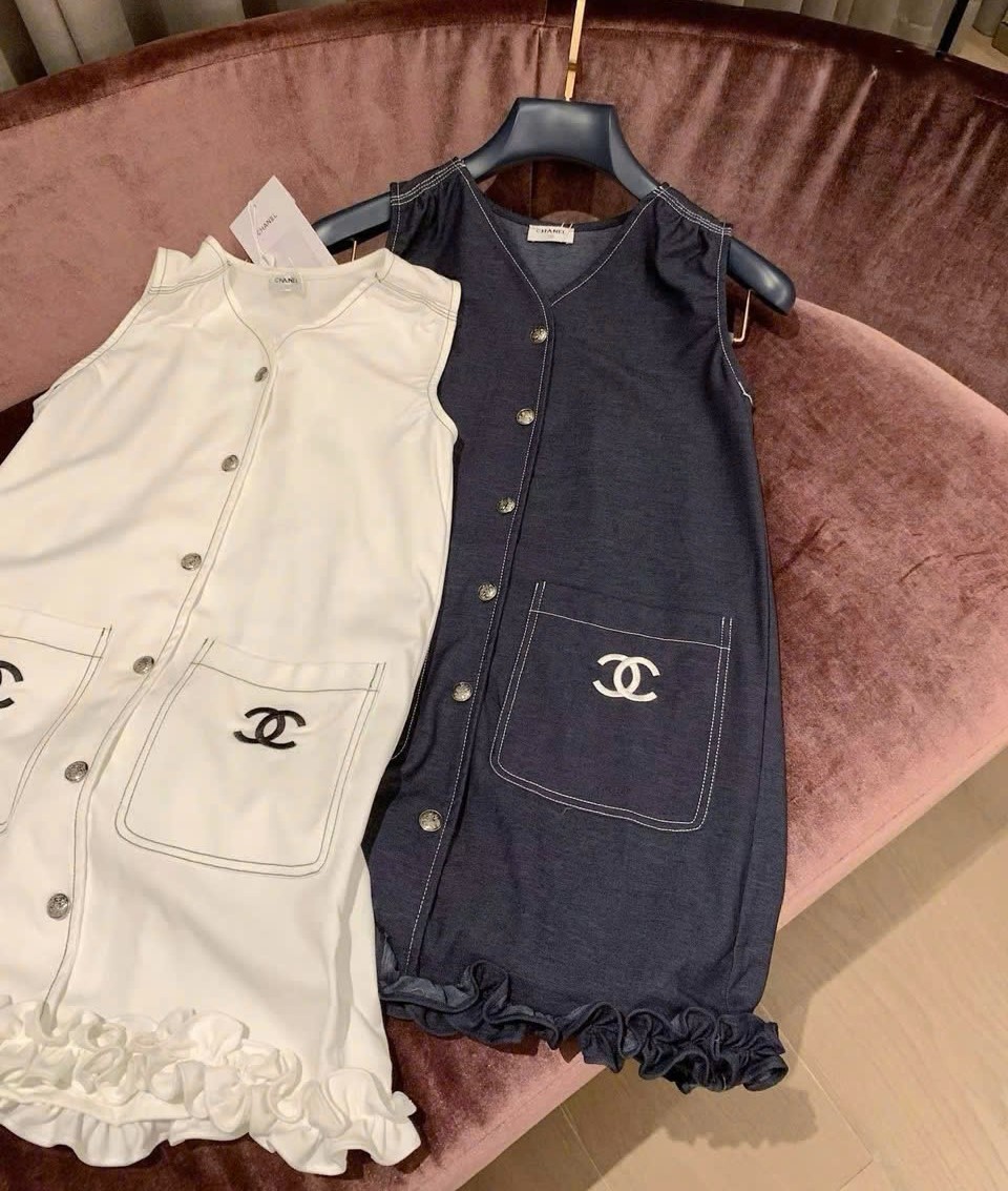 Áo đầm nữ sát nách dáng rộng trắng và jean Chanel 8